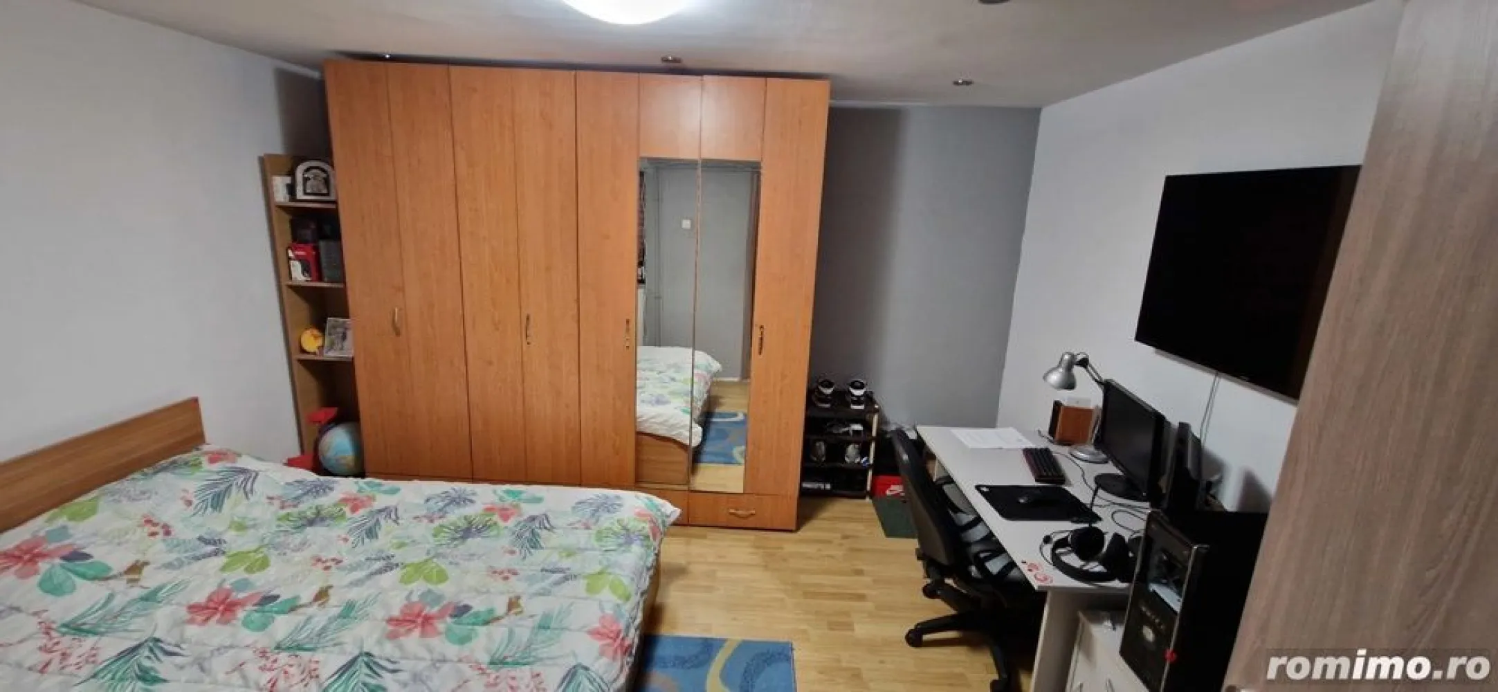 Vand Casa 4 camere ,Rahova Salaj - Propietar Vând casa cu teren ,strada asfaltata,zona Rahova,suprafata totala 315 mp,compusa din 4 camere a câte 15 mp,2 bai un hol,,2 bucatarii,3 anexe,beci,pod pe toată lungimea casei,racordata la toate utilitățile,3 aparate aer condiționat,centrala Ariston noua,calorifere Ferroli  în toate camerele,termopane,izolata interior și exterior.Deschidere stradala 12,5ml ,suprafață utila 138mp ,suprafata libera curte 157mp,loc parcare 2 mașini,una în curte și 2 la poarta!Acces facil mijloace de transport,piața,instituții învățământ la 5 min  distanta,Carrefour,Mega,Lidl,Kaufland,etc.