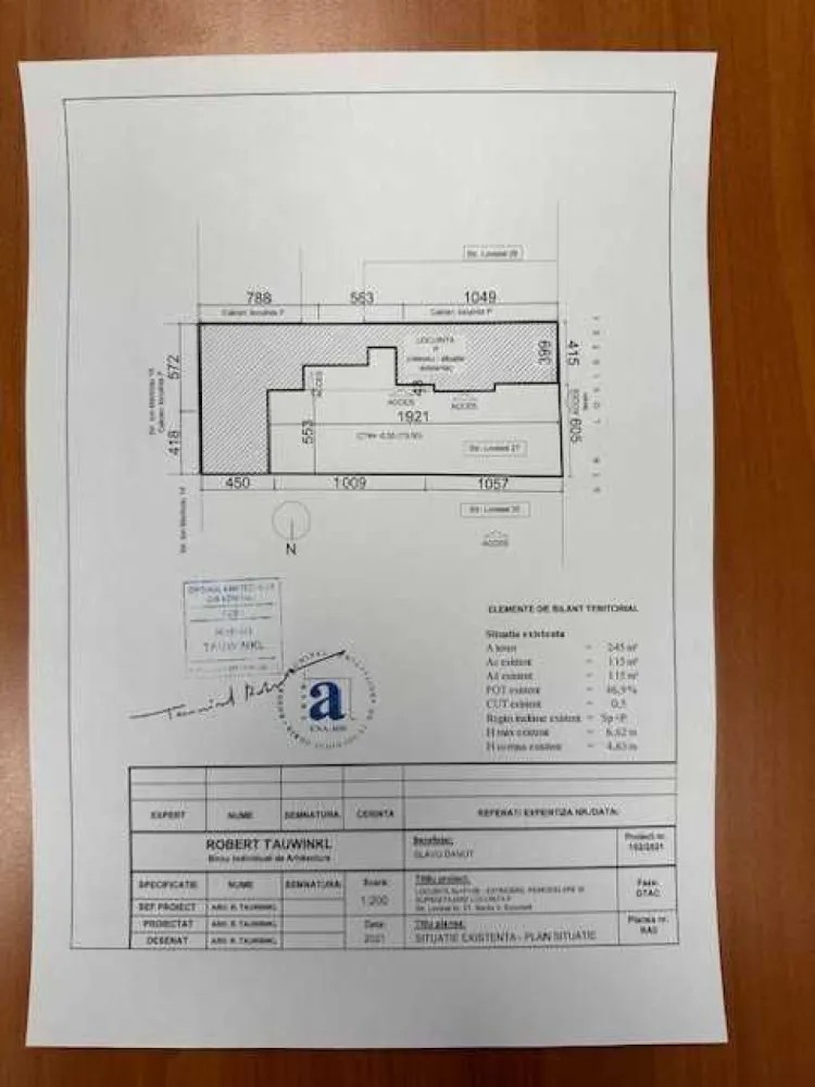 Casa de vanzare Mall Vitan cu teren 245 mp - Casa de vanzare in apropiere de Mall Vitan, terenul are o suprafata de 245 mp, este obtinut certificatul de urbanism pentru P + 2 etaje, exista proiect depus la Primaria sector 3, trebuie sa se elibereze autorizatia de contructie. Mentionez ca actuala locuinta are doua subsoluri. Exista toate utilitatile. Imobilul este situat pe o strada foarte linistita.