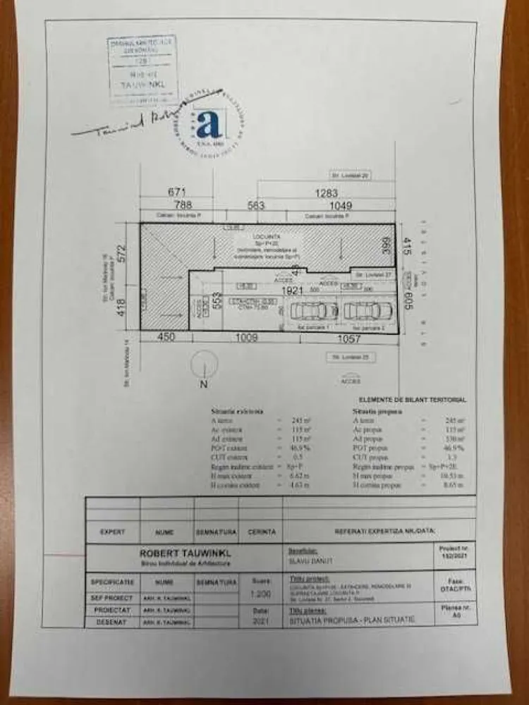 Casa de vanzare Mall Vitan cu teren 245 mp - Casa de vanzare in apropiere de Mall Vitan, terenul are o suprafata de 245 mp, este obtinut certificatul de urbanism pentru P + 2 etaje, exista proiect depus la Primaria sector 3, trebuie sa se elibereze autorizatia de contructie. Mentionez ca actuala locuinta are doua subsoluri. Exista toate utilitatile. Imobilul este situat pe o strada foarte linistita.