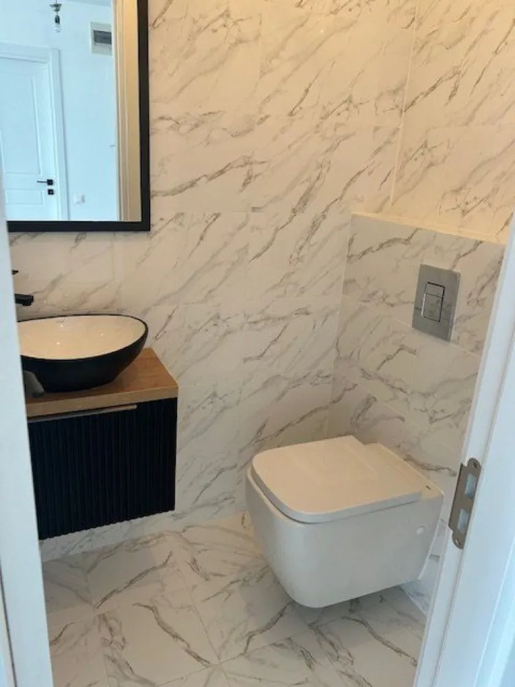 Penthouse 6 camere, 193 mp, Doamna Ghica, Colentina. Se adauga TVA! - Vă prezentăm un apartament tip Penthouse, situat la etajul 13 din 15 al unui bloc construit în anul 2008 compus din 5 camere de locuit, un living generos şi luminos, o bucătărie, 3 băi complet utilate, o terasă de 40 mp cu vedere panoramică superbă asupra Bucureştiului! Apartamentul este complet finisat în anul 2024, uşi interior noi, parchet, gresie, faianţă, balustrade terasă, centrală termică, obiecte sanitare, mobilier baie, toate noi, vopsea lavabilă pereţi şi tavane! Există posibilitatea ca imobilul să fie împărţit în 2 apartamente a câte 3 camere fiecare! La preţul afişat se adaugă TVA în cota de 19%! Există posibilitatea de a fi achiziţionat prin mecanismul taxării inverse dacă va fi achiziţionat de o persoană juridică înregistrată în scopuri de TVA!