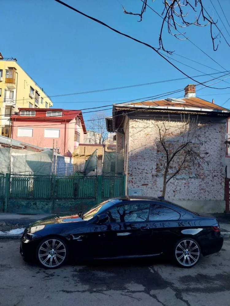 Casa de vanzare Mall Vitan cu teren 245 mp - Casa de vanzare in apropiere de Mall Vitan, terenul are o suprafata de 245 mp, este obtinut certificatul de urbanism pentru P + 2 etaje, exista proiect depus la Primaria sector 3, trebuie sa se elibereze autorizatia de contructie. Mentionez ca actuala locuinta are doua subsoluri. Exista toate utilitatile. Imobilul este situat pe o strada foarte linistita.