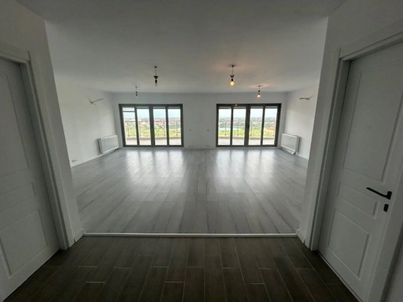 Penthouse 6 camere, 193 mp, Doamna Ghica, Colentina. Se adauga TVA! - Vă prezentăm un apartament tip Penthouse, situat la etajul 13 din 15 al unui bloc construit în anul 2008 compus din 5 camere de locuit, un living generos şi luminos, o bucătărie, 3 băi complet utilate, o terasă de 40 mp cu vedere panoramică superbă asupra Bucureştiului! Apartamentul este complet finisat în anul 2024, uşi interior noi, parchet, gresie, faianţă, balustrade terasă, centrală termică, obiecte sanitare, mobilier baie, toate noi, vopsea lavabilă pereţi şi tavane! Există posibilitatea ca imobilul să fie împărţit în 2 apartamente a câte 3 camere fiecare! La preţul afişat se adaugă TVA în cota de 19%! Există posibilitatea de a fi achiziţionat prin mecanismul taxării inverse dacă va fi achiziţionat de o persoană juridică înregistrată în scopuri de TVA!