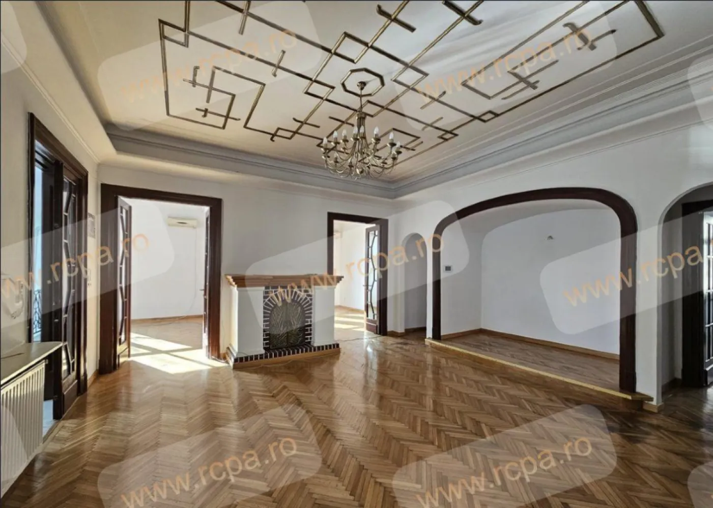 Direct Proprietar: Apartament in vila, Dorobanţi - Capitale - Proprietate Exclusivă în Dorobanţi - Capitale: Spaţiu Versatil pentru Locuinţă sau Afacere - vanzare direct proprietar. Vă prezentăm o oportunitate unică de a achiziţiona două niveluri (etajul 1 şi mansarda locuibila) ale unei proprietăţi istorice din 1941, situată în inima zonei Dorobanţi - Capitale, una dintre cele mai prestigioase locaţii din Bucureşti. Detalii Proprietate: â€˘ Suprafaţă Utilă: Cele două niveluri oferă un spaţiu generos de aproximativ 395 mÂ˛, ideal pentru locuinţă, birouri sau un sediu de afaceri. â€˘ Imobil Istoric: Construită în 1941, proprietatea a fost recent recondiţionată, inclusiv cu o înlocuire completă a acoperişului acum 5 ani. â€˘ Mansardă cu Potenţial: Mansarda necesită renovări majore, însă un proiect arhitectural care demonstrează potenţialul acestui spaţiu poate fi pus la dispoziţie. â€˘ Spaţii Largi şi Luminate: Etajul 1 se bucură de plafoane înalte, camere spaţioase cu podele din lemn masiv şi uşi din sticlă, oferind un ambient elegant şi luminos. â€˘ Utilizare Versatilă: Această proprietate poate fi folosită atât ca reşedinţă, cât şi ca sediu de afaceri, oferind flexibilitate şi posibilităţi multiple. â€˘ Curte: Spaţiul exterior este limitat, dar suficient pentru a instala un suport de biciclete, parcare de motocicletă sau o mică zonă de relaxare cu câteva scaune şi o masă. â€˘ Parcare: Locuri de parcare sunt disponibile doar pe strada publică, în faţa proprietăţii. â€˘ Subsol Disponibil: De asemenea, proprietatea include o boxă la subsol care necesită modernizare. De menţionat că parterul clădirii este deţinut de un alt proprietar şi găzduieşte un birou de avocatură. Condiţii de Vânzare: Proprietatea se vinde în starea actuală, oferind noului proprietar posibilitatea de a o personaliza după propriul gust şi necesităţi. Aceasta este o ofertă rară pentru cei care doresc să investească într-o proprietate cu potenţial enorm, situată într-o locaţie de top în Bucureşti. Pentru mai multe detalii sau pentru a programa o vizionare, ne puteţi contacta telefonic sau WhatsApp (email ).