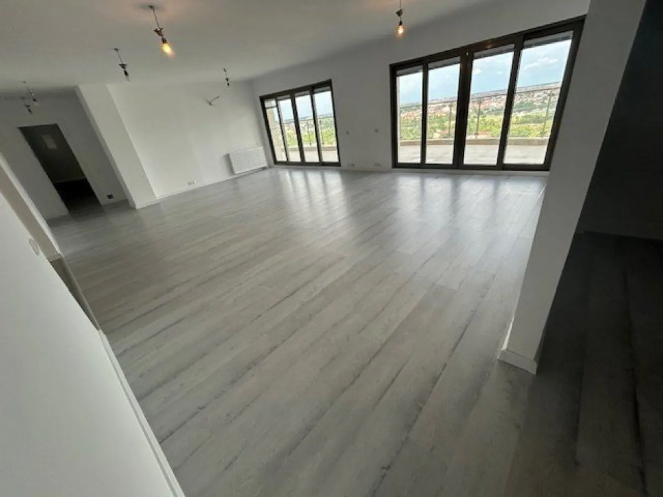 Penthouse 6 camere, 193 mp, Doamna Ghica, Colentina. Se adauga TVA! - Vă prezentăm un apartament tip Penthouse, situat la etajul 13 din 15 al unui bloc construit în anul 2008 compus din 5 camere de locuit, un living generos şi luminos, o bucătărie, 3 băi complet utilate, o terasă de 40 mp cu vedere panoramică superbă asupra Bucureştiului! Apartamentul este complet finisat în anul 2024, uşi interior noi, parchet, gresie, faianţă, balustrade terasă, centrală termică, obiecte sanitare, mobilier baie, toate noi, vopsea lavabilă pereţi şi tavane! Există posibilitatea ca imobilul să fie împărţit în 2 apartamente a câte 3 camere fiecare! La preţul afişat se adaugă TVA în cota de 19%! Există posibilitatea de a fi achiziţionat prin mecanismul taxării inverse dacă va fi achiziţionat de o persoană juridică înregistrată în scopuri de TVA!