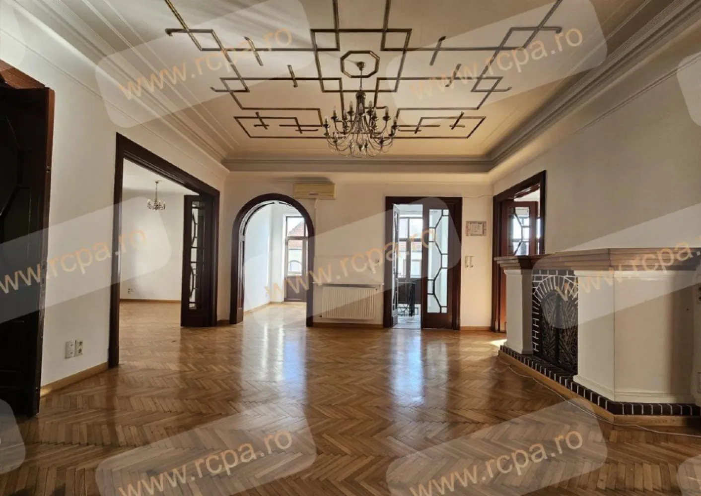 Direct Proprietar: Apartament in vila, Dorobanţi - Capitale - Proprietate Exclusivă în Dorobanţi - Capitale: Spaţiu Versatil pentru Locuinţă sau Afacere - vanzare direct proprietar. Vă prezentăm o oportunitate unică de a achiziţiona două niveluri (etajul 1 şi mansarda locuibila) ale unei proprietăţi istorice din 1941, situată în inima zonei Dorobanţi - Capitale, una dintre cele mai prestigioase locaţii din Bucureşti. Detalii Proprietate: â€˘ Suprafaţă Utilă: Cele două niveluri oferă un spaţiu generos de aproximativ 395 mÂ˛, ideal pentru locuinţă, birouri sau un sediu de afaceri. â€˘ Imobil Istoric: Construită în 1941, proprietatea a fost recent recondiţionată, inclusiv cu o înlocuire completă a acoperişului acum 5 ani. â€˘ Mansardă cu Potenţial: Mansarda necesită renovări majore, însă un proiect arhitectural care demonstrează potenţialul acestui spaţiu poate fi pus la dispoziţie. â€˘ Spaţii Largi şi Luminate: Etajul 1 se bucură de plafoane înalte, camere spaţioase cu podele din lemn masiv şi uşi din sticlă, oferind un ambient elegant şi luminos. â€˘ Utilizare Versatilă: Această proprietate poate fi folosită atât ca reşedinţă, cât şi ca sediu de afaceri, oferind flexibilitate şi posibilităţi multiple. â€˘ Curte: Spaţiul exterior este limitat, dar suficient pentru a instala un suport de biciclete, parcare de motocicletă sau o mică zonă de relaxare cu câteva scaune şi o masă. â€˘ Parcare: Locuri de parcare sunt disponibile doar pe strada publică, în faţa proprietăţii. â€˘ Subsol Disponibil: De asemenea, proprietatea include o boxă la subsol care necesită modernizare. De menţionat că parterul clădirii este deţinut de un alt proprietar şi găzduieşte un birou de avocatură. Condiţii de Vânzare: Proprietatea se vinde în starea actuală, oferind noului proprietar posibilitatea de a o personaliza după propriul gust şi necesităţi. Aceasta este o ofertă rară pentru cei care doresc să investească într-o proprietate cu potenţial enorm, situată într-o locaţie de top în Bucureşti. Pentru mai multe detalii sau pentru a programa o vizionare, ne puteţi contacta telefonic sau WhatsApp (email ).