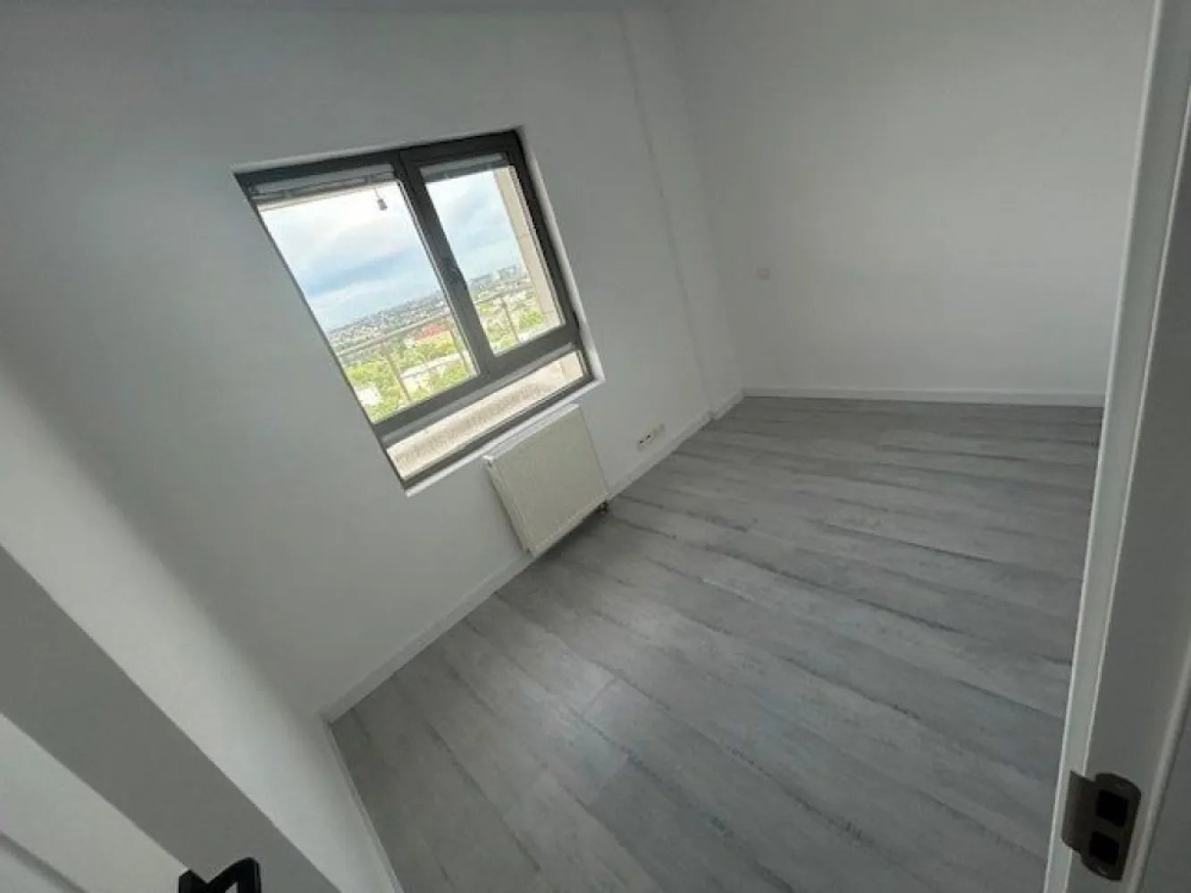 Penthouse 6 camere, 193 mp, Doamna Ghica, Colentina. Se adauga TVA! - Vă prezentăm un apartament tip Penthouse, situat la etajul 13 din 15 al unui bloc construit în anul 2008 compus din 5 camere de locuit, un living generos şi luminos, o bucătărie, 3 băi complet utilate, o terasă de 40 mp cu vedere panoramică superbă asupra Bucureştiului! Apartamentul este complet finisat în anul 2024, uşi interior noi, parchet, gresie, faianţă, balustrade terasă, centrală termică, obiecte sanitare, mobilier baie, toate noi, vopsea lavabilă pereţi şi tavane! Există posibilitatea ca imobilul să fie împărţit în 2 apartamente a câte 3 camere fiecare! La preţul afişat se adaugă TVA în cota de 19%! Există posibilitatea de a fi achiziţionat prin mecanismul taxării inverse dacă va fi achiziţionat de o persoană juridică înregistrată în scopuri de TVA!