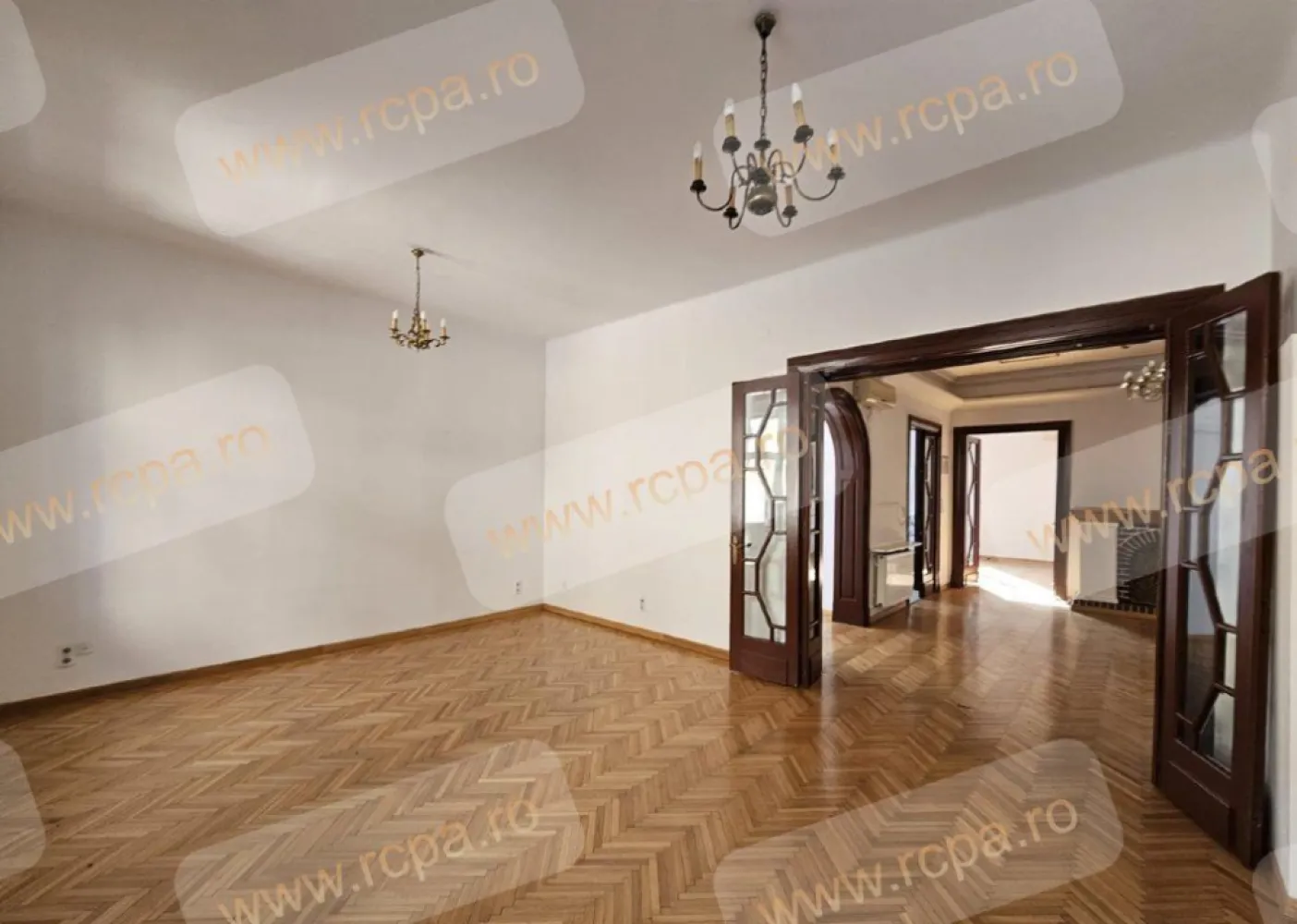 Direct Proprietar: Apartament in vila, Dorobanţi - Capitale - Proprietate Exclusivă în Dorobanţi - Capitale: Spaţiu Versatil pentru Locuinţă sau Afacere - vanzare direct proprietar. Vă prezentăm o oportunitate unică de a achiziţiona două niveluri (etajul 1 şi mansarda locuibila) ale unei proprietăţi istorice din 1941, situată în inima zonei Dorobanţi - Capitale, una dintre cele mai prestigioase locaţii din Bucureşti. Detalii Proprietate: â€˘ Suprafaţă Utilă: Cele două niveluri oferă un spaţiu generos de aproximativ 395 mÂ˛, ideal pentru locuinţă, birouri sau un sediu de afaceri. â€˘ Imobil Istoric: Construită în 1941, proprietatea a fost recent recondiţionată, inclusiv cu o înlocuire completă a acoperişului acum 5 ani. â€˘ Mansardă cu Potenţial: Mansarda necesită renovări majore, însă un proiect arhitectural care demonstrează potenţialul acestui spaţiu poate fi pus la dispoziţie. â€˘ Spaţii Largi şi Luminate: Etajul 1 se bucură de plafoane înalte, camere spaţioase cu podele din lemn masiv şi uşi din sticlă, oferind un ambient elegant şi luminos. â€˘ Utilizare Versatilă: Această proprietate poate fi folosită atât ca reşedinţă, cât şi ca sediu de afaceri, oferind flexibilitate şi posibilităţi multiple. â€˘ Curte: Spaţiul exterior este limitat, dar suficient pentru a instala un suport de biciclete, parcare de motocicletă sau o mică zonă de relaxare cu câteva scaune şi o masă. â€˘ Parcare: Locuri de parcare sunt disponibile doar pe strada publică, în faţa proprietăţii. â€˘ Subsol Disponibil: De asemenea, proprietatea include o boxă la subsol care necesită modernizare. De menţionat că parterul clădirii este deţinut de un alt proprietar şi găzduieşte un birou de avocatură. Condiţii de Vânzare: Proprietatea se vinde în starea actuală, oferind noului proprietar posibilitatea de a o personaliza după propriul gust şi necesităţi. Aceasta este o ofertă rară pentru cei care doresc să investească într-o proprietate cu potenţial enorm, situată într-o locaţie de top în Bucureşti. Pentru mai multe detalii sau pentru a programa o vizionare, ne puteţi contacta telefonic sau WhatsApp (email ).