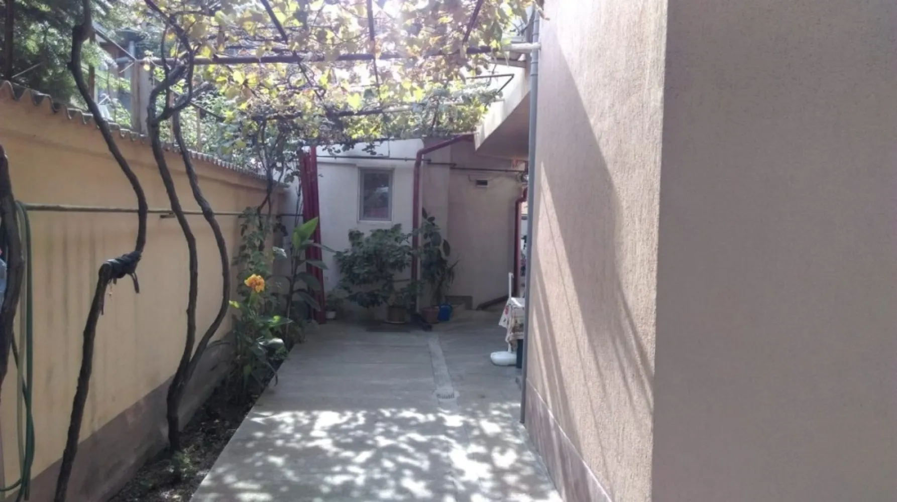 Mihai Bravu, Vitan - vand casa- vila sau accept schimb + diferenta in zona Prahova (Brasov). Imobilul este compus din doua corpuri de casa cu etaj, mansarda. Suprafata utila de 290 mp, respectiv 142-147 mp, teren 306 mp din care 168 mp ocupati. Negociabil,