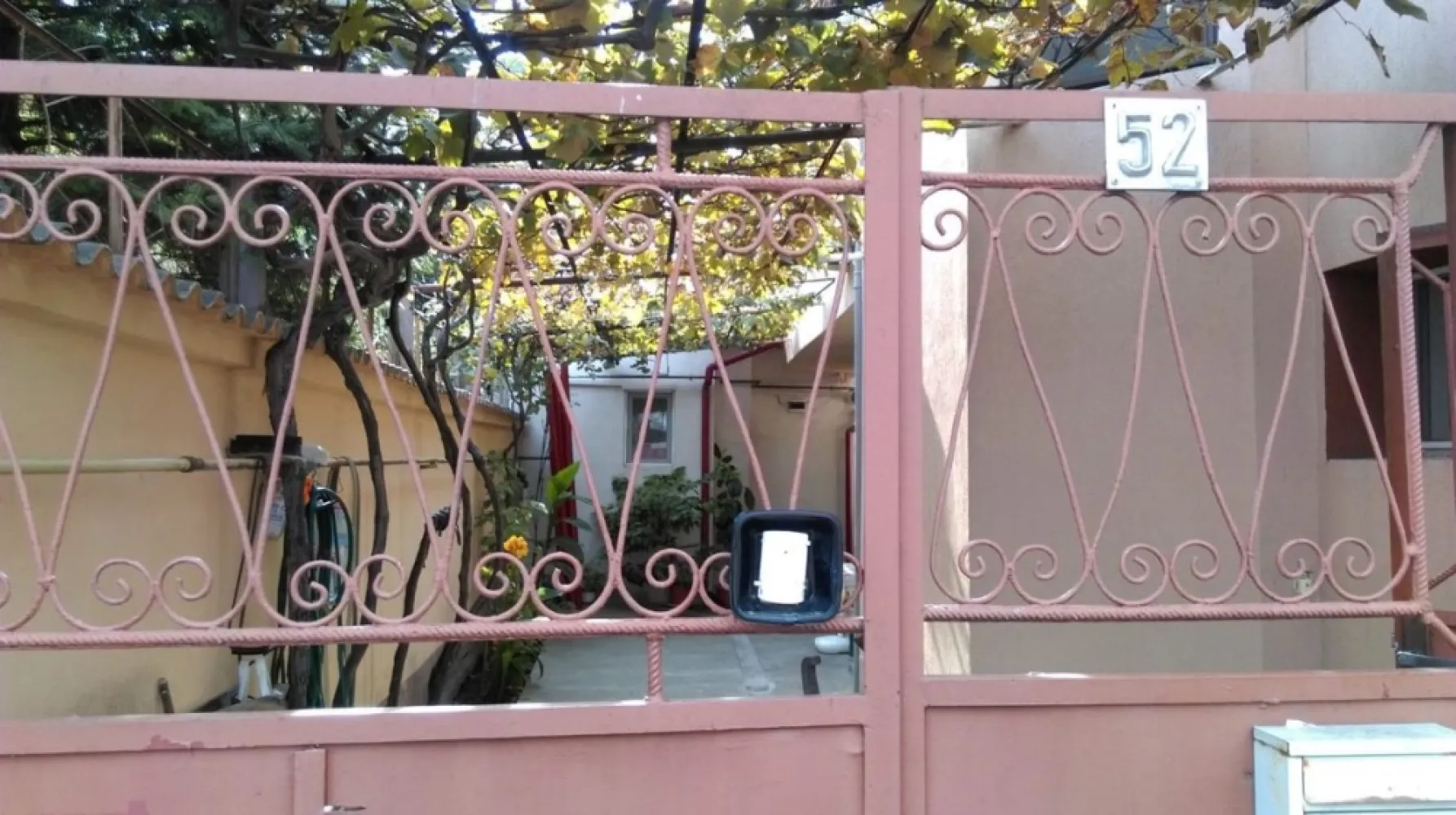 Mihai Bravu, Vitan - vand casa- vila sau accept schimb + diferenta in zona Prahova (Brasov). Imobilul este compus din doua corpuri de casa cu etaj, mansarda. Suprafata utila de 290 mp, respectiv 142-147 mp, teren 306 mp din care 168 mp ocupati. Negociabil,