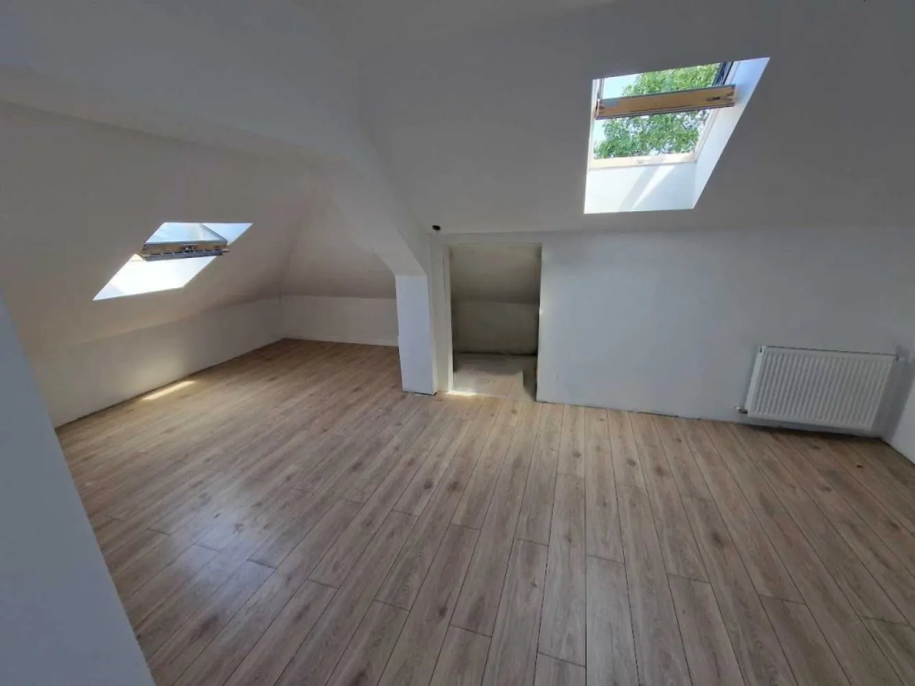 Reducere 10000 eur! Parc Plumbuita. Penthouse et3 124mp Utili 4 camere - Reducere 10.000 Eur in luna octombrie! Pret initial 149.000 EUR - pret final: 139.000 EUR! Imobil nou finalizat! Penthouse -mansarda, vizavi de parc Plumbuita, etaj 3/3, pe tot etajul, camere luminoase, inaltime minim 2.50, cu ferestre Velux, bai complet utilate, bloc boutique 7 apartamente. Suprafete generoase: 91 mp suprafata utila plus terasa si suprafete depozitare de 32 mp, total 123 mp! Toate taxele incluse. Poate fi compartimentat fie cu 4 camere sau 5 camere, plus terasa vedere panoramica, plus dressinguri si spatii depozitare. Localizare: Str Sinaia nr. 36. Sector 2. Colt cu Str. Bujorul Alb Optional: Loc de parcare 8000 eur. Key points: - imobil robust, P+2+M, 7 apartamente - compartimentari interioare si exterioare exclusiv din caramida porotherm! - acoperis Bilka Balcanic - culoare Gri - casa scarii placata cu granit si mana curenta de inox - interfon - minim 2 prize / camera, circuite electrice separate pentru consumatori mari ( AC, cuptor electric etc ), - centrala termica proprie 24 KW ! Ariston - posibilitate control termostat din aplicatie. - izolatie caramida porotherm 25cm + termosistem 10cm ! - 2 unitati AC de 12.000 BTU instalate Zona are multe aspecte pozitive: parcul Plumbuita este fix peste drum, in apropiere supermarket, multiple farmacii si restaurante in zona, licee si scoli generale, statie de tramvai si autobuz, troleibuz la 100 m de bloc, acces usor in noua zona comerciala Veranda Mall- Piata Obor si acces usor spre autostrada A3. Pentru agentii: fara exclusivitate. Comision maxim 1.5% (tva inclus)