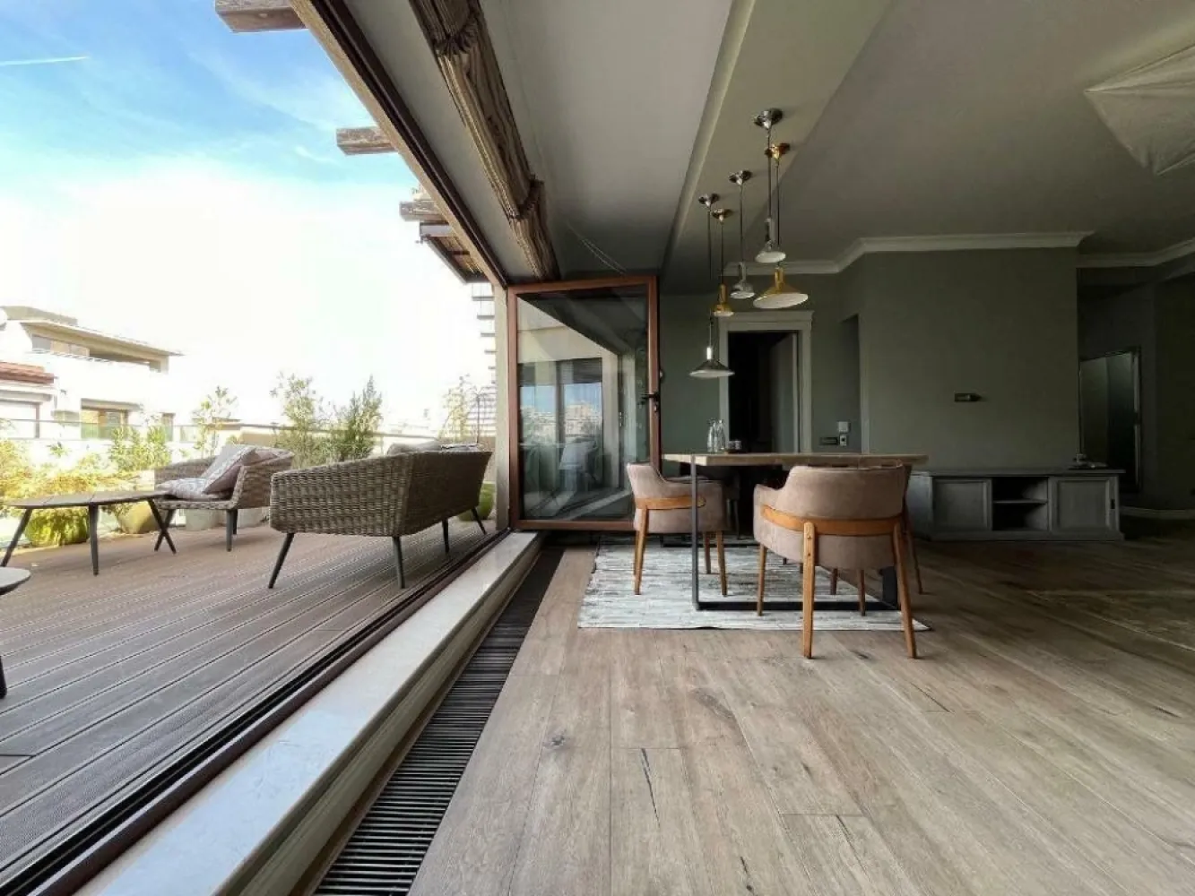 Proprietar vand apartament penthouse 5 camere - Aratament penthouse cu 5 camere situat in imobil lux la nivelul 5 , singur pe nivel , acces direct in apartamenet cu liftul , terase la nivel in suprafata de 50 mp , doua locuri parcare in garajul subteran , boxa spatioasa in subteran ,