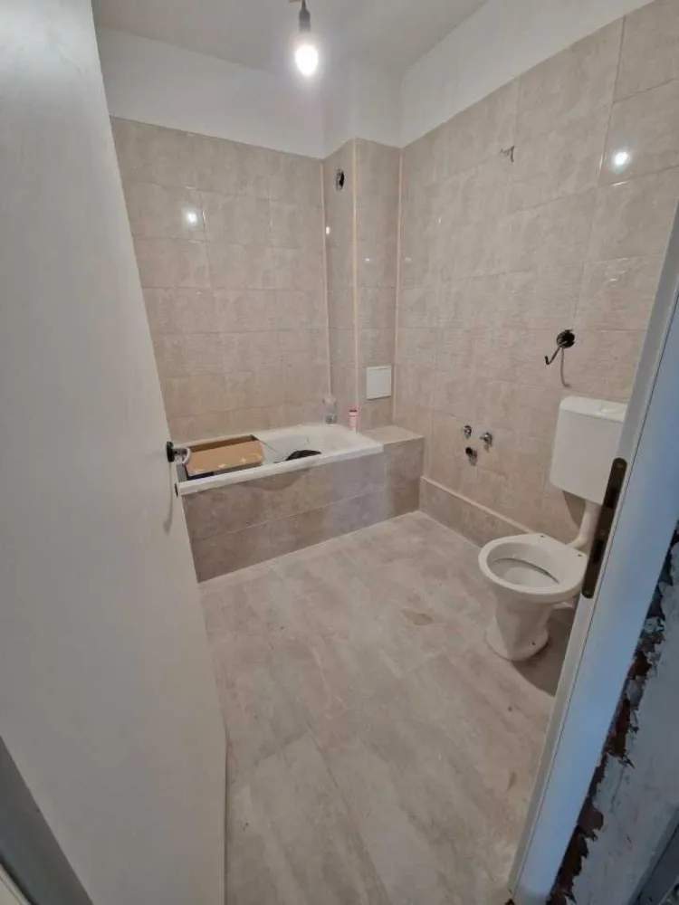 Reducere 10000 eur! Parc Plumbuita. Penthouse et3 124mp Utili 4 camere - Reducere 10.000 Eur in luna octombrie! Pret initial 149.000 EUR - pret final: 139.000 EUR! Imobil nou finalizat! Penthouse -mansarda, vizavi de parc Plumbuita, etaj 3/3, pe tot etajul, camere luminoase, inaltime minim 2.50, cu ferestre Velux, bai complet utilate, bloc boutique 7 apartamente. Suprafete generoase: 91 mp suprafata utila plus terasa si suprafete depozitare de 32 mp, total 123 mp! Toate taxele incluse. Poate fi compartimentat fie cu 4 camere sau 5 camere, plus terasa vedere panoramica, plus dressinguri si spatii depozitare. Localizare: Str Sinaia nr. 36. Sector 2. Colt cu Str. Bujorul Alb Optional: Loc de parcare 8000 eur. Key points: - imobil robust, P+2+M, 7 apartamente - compartimentari interioare si exterioare exclusiv din caramida porotherm! - acoperis Bilka Balcanic - culoare Gri - casa scarii placata cu granit si mana curenta de inox - interfon - minim 2 prize / camera, circuite electrice separate pentru consumatori mari ( AC, cuptor electric etc ), - centrala termica proprie 24 KW ! Ariston - posibilitate control termostat din aplicatie. - izolatie caramida porotherm 25cm + termosistem 10cm ! - 2 unitati AC de 12.000 BTU instalate Zona are multe aspecte pozitive: parcul Plumbuita este fix peste drum, in apropiere supermarket, multiple farmacii si restaurante in zona, licee si scoli generale, statie de tramvai si autobuz, troleibuz la 100 m de bloc, acces usor in noua zona comerciala Veranda Mall- Piata Obor si acces usor spre autostrada A3. Pentru agentii: fara exclusivitate. Comision maxim 1.5% (tva inclus)