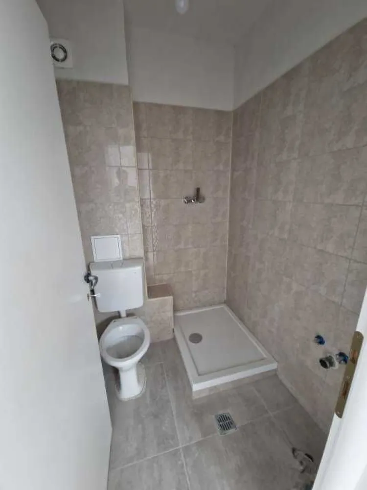 Reducere 10000 eur! Parc Plumbuita. Penthouse et3 124mp Utili 4 camere - Reducere 10.000 Eur in luna octombrie! Pret initial 149.000 EUR - pret final: 139.000 EUR! Imobil nou finalizat! Penthouse -mansarda, vizavi de parc Plumbuita, etaj 3/3, pe tot etajul, camere luminoase, inaltime minim 2.50, cu ferestre Velux, bai complet utilate, bloc boutique 7 apartamente. Suprafete generoase: 91 mp suprafata utila plus terasa si suprafete depozitare de 32 mp, total 123 mp! Toate taxele incluse. Poate fi compartimentat fie cu 4 camere sau 5 camere, plus terasa vedere panoramica, plus dressinguri si spatii depozitare. Localizare: Str Sinaia nr. 36. Sector 2. Colt cu Str. Bujorul Alb Optional: Loc de parcare 8000 eur. Key points: - imobil robust, P+2+M, 7 apartamente - compartimentari interioare si exterioare exclusiv din caramida porotherm! - acoperis Bilka Balcanic - culoare Gri - casa scarii placata cu granit si mana curenta de inox - interfon - minim 2 prize / camera, circuite electrice separate pentru consumatori mari ( AC, cuptor electric etc ), - centrala termica proprie 24 KW ! Ariston - posibilitate control termostat din aplicatie. - izolatie caramida porotherm 25cm + termosistem 10cm ! - 2 unitati AC de 12.000 BTU instalate Zona are multe aspecte pozitive: parcul Plumbuita este fix peste drum, in apropiere supermarket, multiple farmacii si restaurante in zona, licee si scoli generale, statie de tramvai si autobuz, troleibuz la 100 m de bloc, acces usor in noua zona comerciala Veranda Mall- Piata Obor si acces usor spre autostrada A3. Pentru agentii: fara exclusivitate. Comision maxim 1.5% (tva inclus)