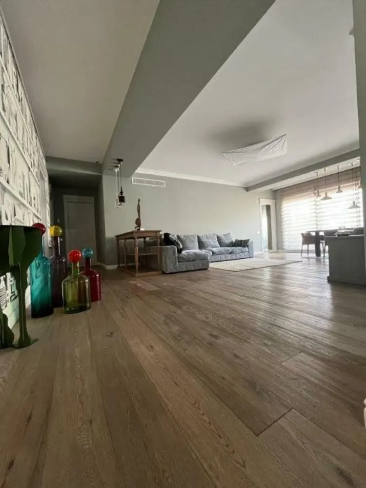 Proprietar vand apartament penthouse 5 camere - Aratament penthouse cu 5 camere situat in imobil lux la nivelul 5 , singur pe nivel , acces direct in apartamenet cu liftul , terase la nivel in suprafata de 50 mp , doua locuri parcare in garajul subteran , boxa spatioasa in subteran ,