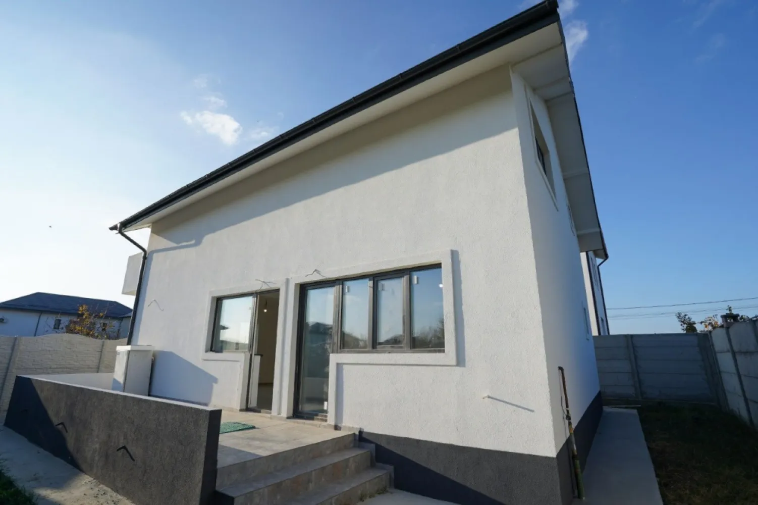 Propietar casa P+M STR.SAFIRULUI - Va aduc la cunostinta ca are drum de aces de 3m Casă individuală In Bragadiru Strada Safirului. Casă predată la cheie cu finisari de calitate. Teren 300mp. Cu toate utilitățile Gaze-Canalizare-Apa-Electricitate Casa este compusă Parter: *Hol intrare *Salon *Bucatarie *Baie *Terasa cu ieșire din buc și salon La etaj se află: *Hol *3 dormitoare cu Dresing *Baie Suprafața construita 190 m Suprafața utila 173m Încălzire în pardoseala la PARTER+ ETAJ Geamuri tripan salamander Tabla bilka Izolație fps 80 Str.safirului se afla la limita sect.5/sect.6/sos.alexandriei și prelungirea Ghencea La 10 min de centru În zona se afla: Lidl Mega image Peny market Pizzerie Coafor Piscina Gradinita Statie ratb Sala de sport Clinica medicala Și multe alte magazine Restaurante Metrou în dr.taberei pentru mai mult poze și filmulețe vă rog să ne contactați Pentru mai multe foto aștept mes.pe watap și trimit