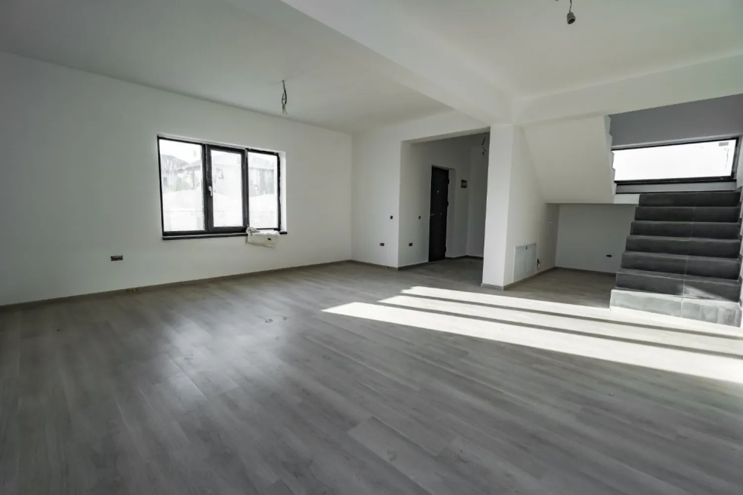 Propietar casa P+M STR.SAFIRULUI - Va aduc la cunostinta ca are drum de aces de 3m Casă individuală In Bragadiru Strada Safirului. Casă predată la cheie cu finisari de calitate. Teren 300mp. Cu toate utilitățile Gaze-Canalizare-Apa-Electricitate Casa este compusă Parter: *Hol intrare *Salon *Bucatarie *Baie *Terasa cu ieșire din buc și salon La etaj se află: *Hol *3 dormitoare cu Dresing *Baie Suprafața construita 190 m Suprafața utila 173m Încălzire în pardoseala la PARTER+ ETAJ Geamuri tripan salamander Tabla bilka Izolație fps 80 Str.safirului se afla la limita sect.5/sect.6/sos.alexandriei și prelungirea Ghencea La 10 min de centru În zona se afla: Lidl Mega image Peny market Pizzerie Coafor Piscina Gradinita Statie ratb Sala de sport Clinica medicala Și multe alte magazine Restaurante Metrou în dr.taberei pentru mai mult poze și filmulețe vă rog să ne contactați Pentru mai multe foto aștept mes.pe watap și trimit