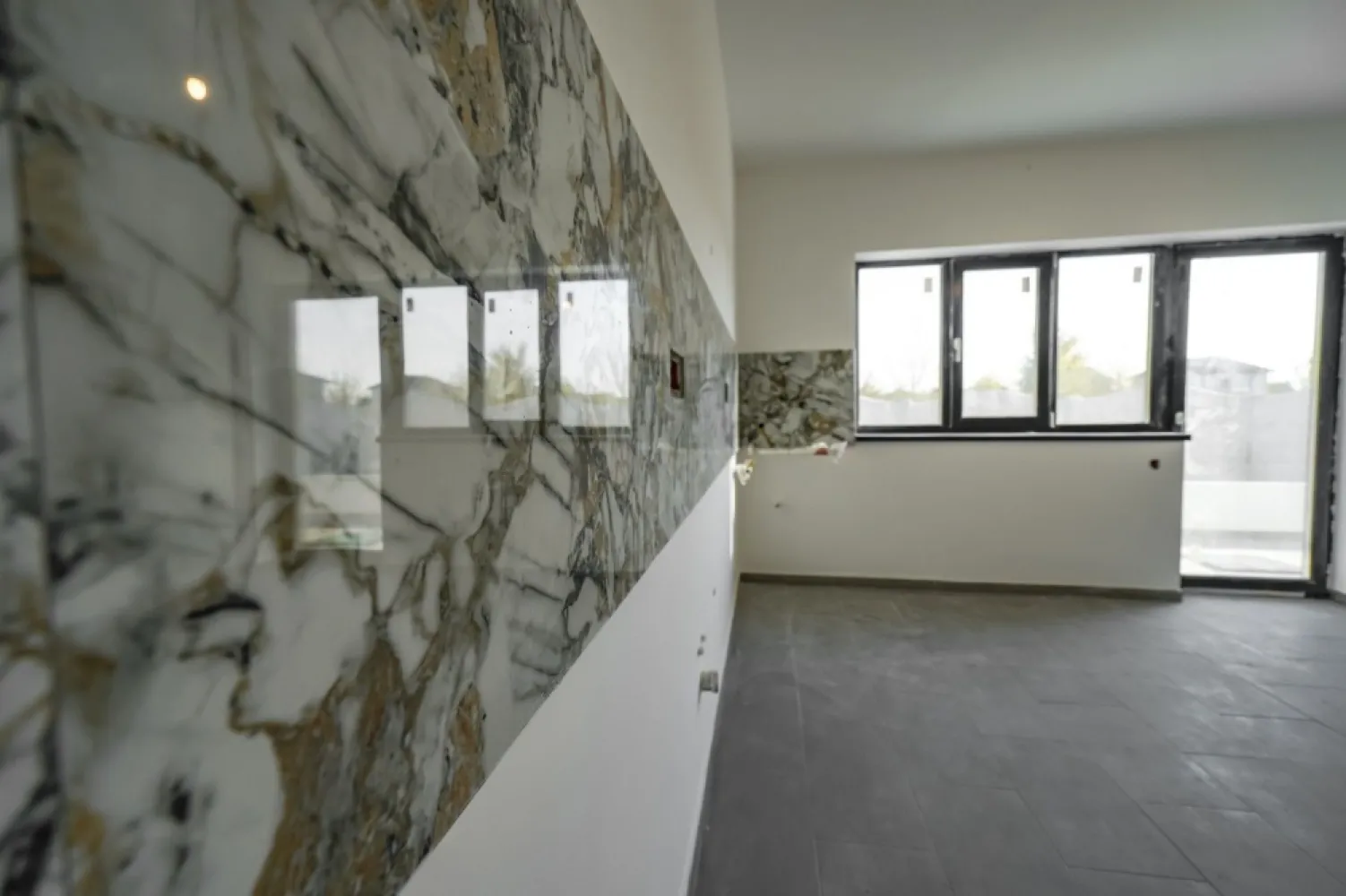 Propietar casa P+M STR.SAFIRULUI - Va aduc la cunostinta ca are drum de aces de 3m Casă individuală In Bragadiru Strada Safirului. Casă predată la cheie cu finisari de calitate. Teren 300mp. Cu toate utilitățile Gaze-Canalizare-Apa-Electricitate Casa este compusă Parter: *Hol intrare *Salon *Bucatarie *Baie *Terasa cu ieșire din buc și salon La etaj se află: *Hol *3 dormitoare cu Dresing *Baie Suprafața construita 190 m Suprafața utila 173m Încălzire în pardoseala la PARTER+ ETAJ Geamuri tripan salamander Tabla bilka Izolație fps 80 Str.safirului se afla la limita sect.5/sect.6/sos.alexandriei și prelungirea Ghencea La 10 min de centru În zona se afla: Lidl Mega image Peny market Pizzerie Coafor Piscina Gradinita Statie ratb Sala de sport Clinica medicala Și multe alte magazine Restaurante Metrou în dr.taberei pentru mai mult poze și filmulețe vă rog să ne contactați Pentru mai multe foto aștept mes.pe watap și trimit