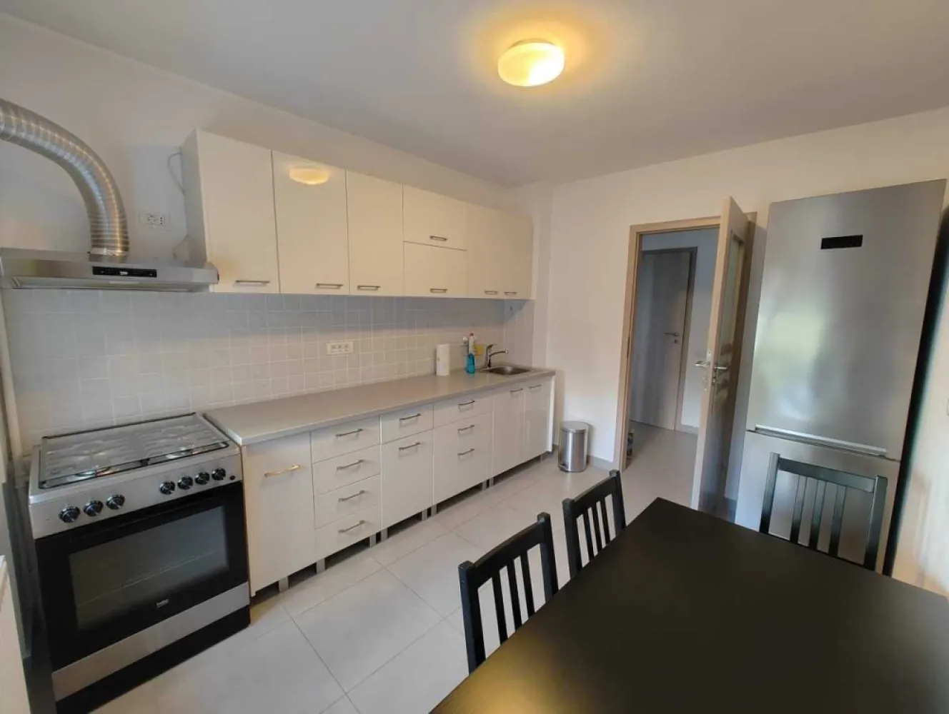 Apartament 4 camere | Rahova | 82mp | Utilat & Mobilat - Vand apartament cu 4 camere, cu o suprafata utila de 82 mp, mobilat/utilat. Acesta este situat la etajul 2 al unui bloc solid construit in 1980, foarte linistit, aflat in zona Rahova (la 10-20 minute de Piata Unirii). Apartamentul este ferit de zgomotul stradal, avand vedere spate. Acesta are instalatii sanitare si electrice noi (fire si tablou noi, cu circuite separate), tamplarie termopan si calorifere noi, becuri LED eficiente energetic, baterii Hansgrohe, gresie, faianta si mozaic Delta Studio, usa metalica, detector de gaze. Apartamentul are un design interior modern, este spatios si luminos. Dispune de o sufragerie spatioasa, 3 dormitoare, 2 bai, o bucatarie inchisa complet mobilata, hol mare, dressing si balcon.