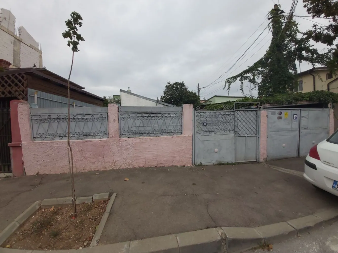 Proprietar, Pieptanari-Giurgiului casa 208 mp - Proprietar, vând teren cu casa demolabila situat în sector 5, pe strada Suhaia nr. 51, zona liniștită. Garaj și foișor în spatele garajului. Acces facil către Sos. Giurgiului și B-dul Pieptanari și catre transportul în comun, metrou Eroii Revoluției. Toate utilitățile, mai puțin gaze.