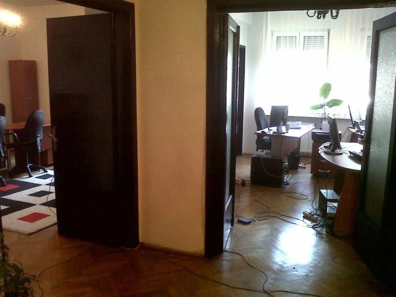 OCAZIE 4 camere Piata Romana 134 mp etaj 2/7 vedere Magheru 169700 EUR - Apartamentul este pozitionat pe Bulevardul Magheru, peste drum de statia de metrou Piata Romana si de KFC, avand in spate Piata Amzei (magazine, farmacii, terase, restaurante, piata, scoala, gradinita etc.) iar la 400 m se afla Academia de Studii Economice Apartamentul se poate imparti si in 2 proprietati functionale separat: -un apartament de 3 camere cu baie si intrare principala din holul imobilului si -o garsoniera cu baie si cu bucatarie, avand intrare secundara din holul imobilului. Apartamentul poate fi locuit imediat fiind curat si liber, dar pentru un confort de lux poate fi imbunatatit dupa preferinta viitorului proprietar. Acesta are geamuri termopane, usi din lemn masiv, gresie si faianta, dar si parchet masiv, raschetat si paluxat. Blocul dispune de propria centrală termică, ce a fost înnoită în anul 2023. Poate fi cumparat in scop rezidential/ca investitie. Pana in anul 2010 a avut caracter bancabil, in baza consolidarii realizate in 1978 (supra-armaturi si evidente vizibile de consolidare).