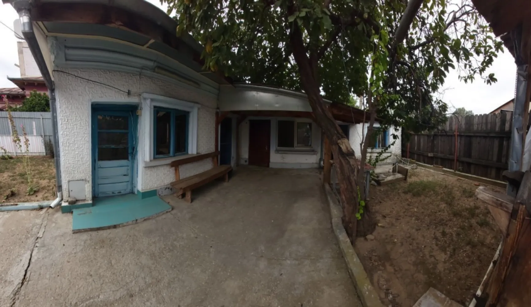 Proprietar, Pieptanari-Giurgiului casa 208 mp - Proprietar, vând teren cu casa demolabila situat în sector 5, pe strada Suhaia nr. 51, zona liniștită. Garaj și foișor în spatele garajului. Acces facil către Sos. Giurgiului și B-dul Pieptanari și catre transportul în comun, metrou Eroii Revoluției. Toate utilitățile, mai puțin gaze.