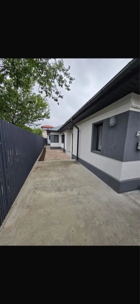 Vand Casa vizavi Cora Alexandriei - Două corpuri case într-o singură locație situate vizavi de Cora Alexandriei în suprafață de, corpul 1 de 67mp și corp 2 de55mp și suprafața total mp 190 ce dispune de toate facilitățile.Instalații electrice,sanitare, scurgeri canalizare geamuri termopan salamander ,uși MDF,centrală termică nouă Motan,corpurile de casă dispun fiecare de bucătărie și baie.Vizavi de locație se află Lidl,Carrefour,Kaulfland,care dispune și de numeroase magazine,toate la 3 minute demers pe jos.Prețul este negociabil