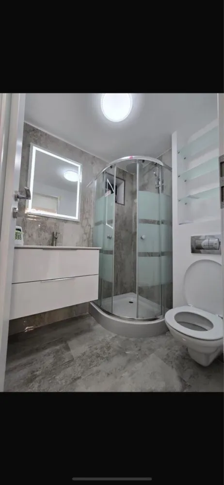 Vand Casa vizavi Cora Alexandriei - Două corpuri case într-o singură locație situate vizavi de Cora Alexandriei în suprafață de, corpul 1 de 67mp și corp 2 de55mp și suprafața total mp 190 ce dispune de toate facilitățile.Instalații electrice,sanitare, scurgeri canalizare geamuri termopan salamander ,uși MDF,centrală termică nouă Motan,corpurile de casă dispun fiecare de bucătărie și baie.Vizavi de locație se află Lidl,Carrefour,Kaulfland,care dispune și de numeroase magazine,toate la 3 minute demers pe jos.Prețul este negociabil