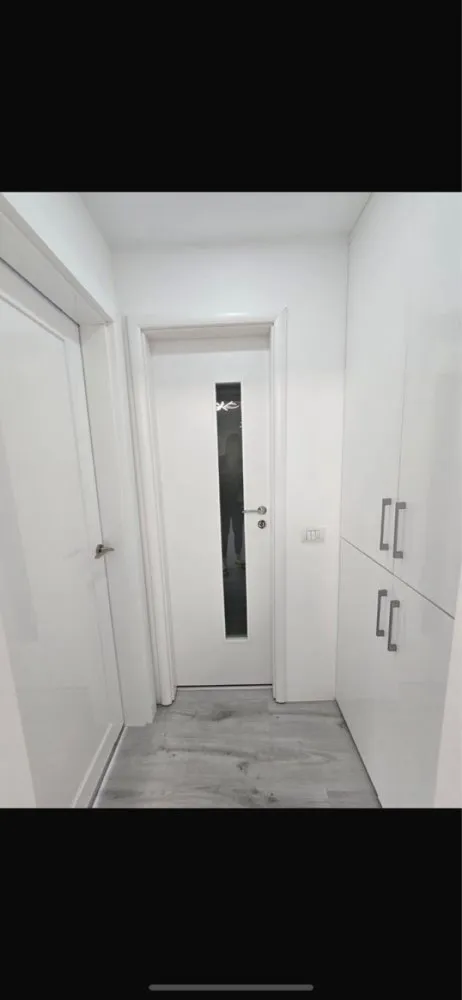Vand Casa vizavi Cora Alexandriei - Două corpuri case într-o singură locație situate vizavi de Cora Alexandriei în suprafață de, corpul 1 de 67mp și corp 2 de55mp și suprafața total mp 190 ce dispune de toate facilitățile.Instalații electrice,sanitare, scurgeri canalizare geamuri termopan salamander ,uși MDF,centrală termică nouă Motan,corpurile de casă dispun fiecare de bucătărie și baie.Vizavi de locație se află Lidl,Carrefour,Kaulfland,care dispune și de numeroase magazine,toate la 3 minute demers pe jos.Prețul este negociabil