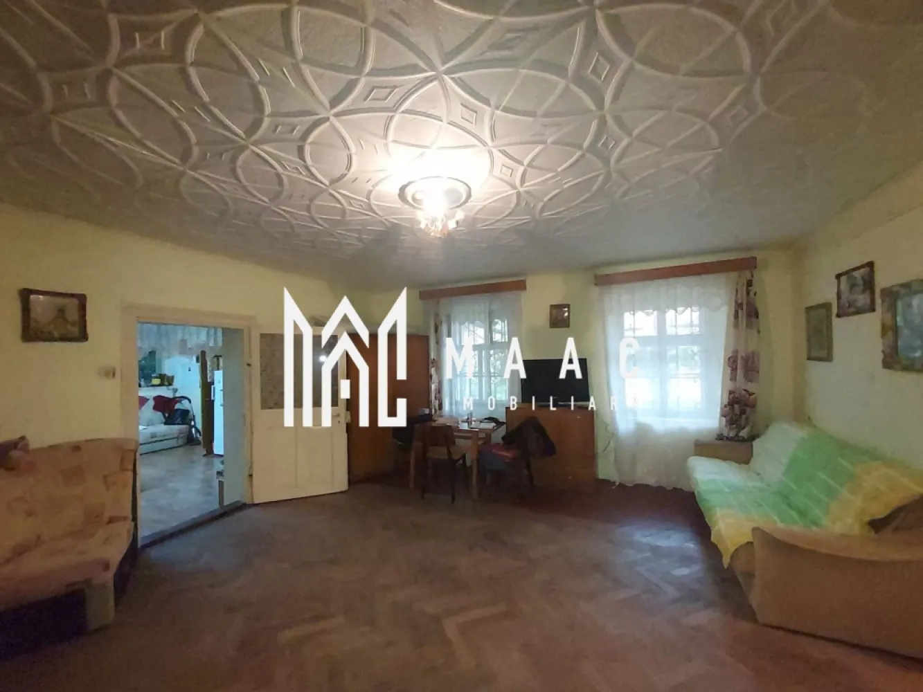 Apartament la casa | 86 MPU | Terezian - MAAC Imobiliare vă propune spre vânzare o casă cu potențial excelent, situată într-o zonă centrală a Sibiului, la doar câțiva pași de Piața Cibin și la 5 minute de mers pe jos de centrul istoric. Detalii proprietate: Suprafață utila de 86mp Teren: 187 mp Compartimentare eficientă: 2 camere, bucătărie și baie Pivniță spațioasă, pod și anexe utile pentru depozitare sau activități gospodărești Curte comună, împărțită doar cu 3 vecini Avantaje: Poziție excelentă, în imediata apropiere a centrului orașului Acces facil către magazine, piețe, transport public și instituții importante Potrivită atât pentru locuință personală, cât și pentru investiție – închiriere pe termen lung sau regim hotelier Preț avantajos și disponibilitate imediată Pentru mai multe detalii și pentru programarea unei vizionări, vă rugăm să ne contactați menționând ID: CP2764631 }}