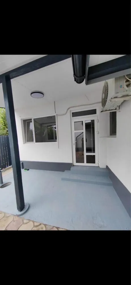 Vand Casa vizavi Cora Alexandriei - Două corpuri case într-o singură locație situate vizavi de Cora Alexandriei în suprafață de, corpul 1 de 67mp și corp 2 de55mp și suprafața total mp 190 ce dispune de toate facilitățile.Instalații electrice,sanitare, scurgeri canalizare geamuri termopan salamander ,uși MDF,centrală termică nouă Motan,corpurile de casă dispun fiecare de bucătărie și baie.Vizavi de locație se află Lidl,Carrefour,Kaulfland,care dispune și de numeroase magazine,toate la 3 minute demers pe jos.Prețul este negociabil