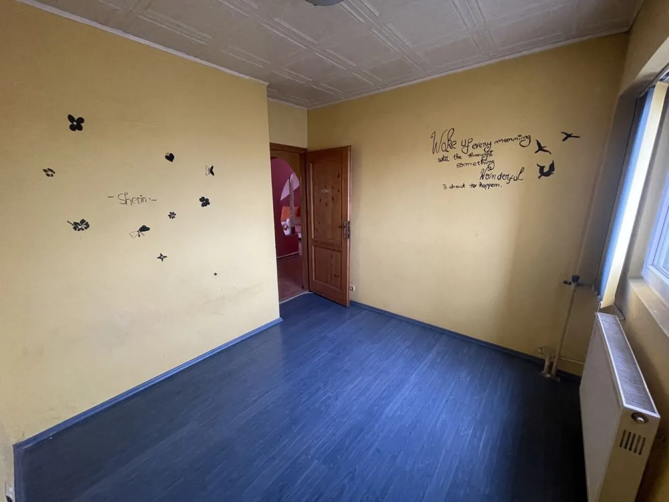Apartament 4 camere de vazare- Calea Vitan - NU ACCEPTAM AGENTII!!! PROPRIETAR-Vând apartament 4 camere, în intersecția Calea Vitan ( prosper). Apartamentul se află la etajul 10(mentionez ca plafonul este refăcut anul acesta, nu exista si nu au existat infiltratii), este compus din bucătărie, hol, 3 dormitoare, 1 baie, living si balcon deschis cu acces în unul din dormitoare și în living. Blocul este construit în 1983, iar suprafața apartamentului este de 77,90 mp+7,80mp balcon. Zona este foarte bine conectată la transportul public (1,10,19,135,123) și este la 8 minute de mers pe jos până la stația de metrou Mihai Bravu și 14 minute până la stația de metrou Dristor. Zona oferă acces rapid la: Mega Image, Shop&Go;, farmacii, Kaufland, Lidl, Mall Vitan, Park Lake, Sun Plaza, Mathaus, Auchan Vitan, etc. Prețul este de 159.000€ negociabil. Pentru mai multe informații, aștept telefonul dumneavoastră. 07******50-Sherin 07******00-Alexandru