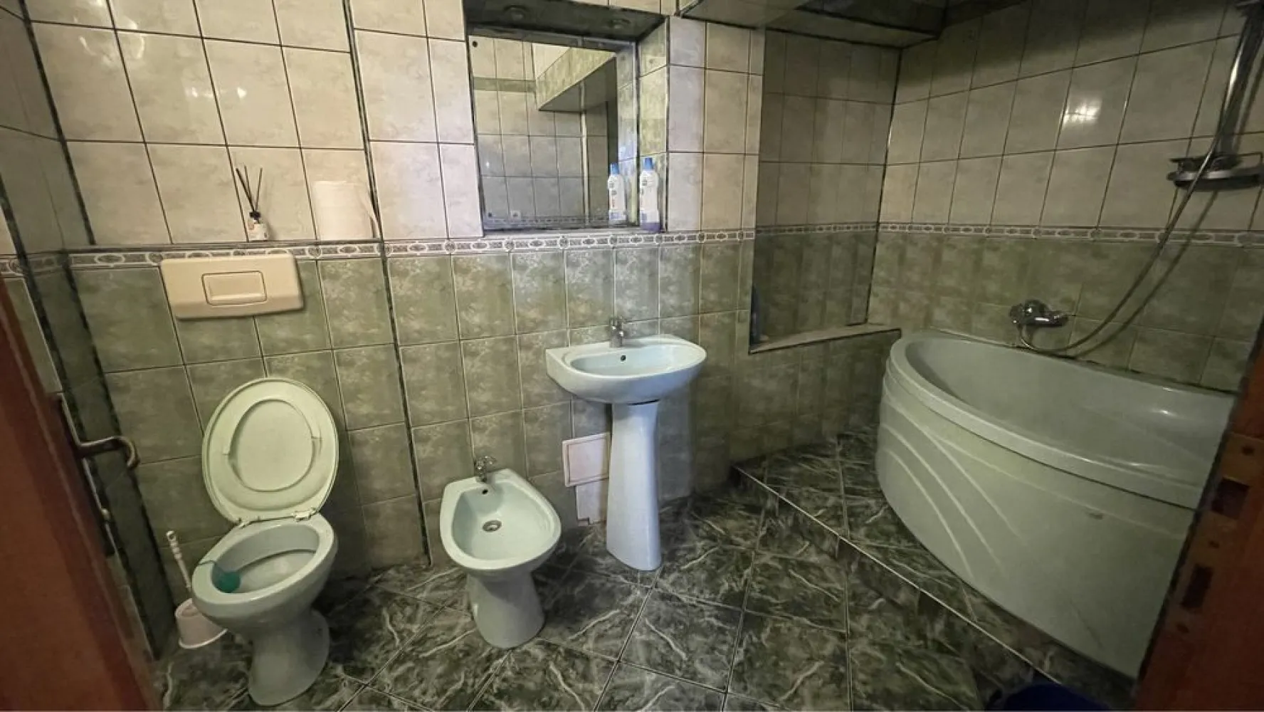 Apartament 4 camere de vazare- Calea Vitan