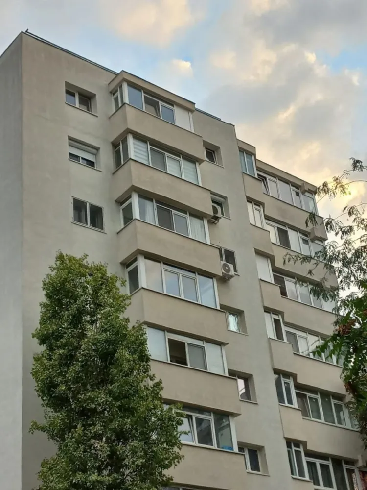 Apartament 4 camere - Vind apartament 4 camere zona Dristor sector 3 bdu Râmnicu sărat fix in sos principala . 2 balcoane 2 bai Apartament gol/ liber Acte la zi Deci vă puteți muta a doua zi ! Renovat complet Curat spațios. Mobila de bucătărie rămâne la fel și Ac . Uși schimbate Gresie faianță Termopane Bloc anvelopat inclusiv terasa . Vedere pe două parti Distante reale mers pe jos! Metrou Dristor 10 min La fel alte mijloace de transport . Piața bobocica . Auchan/ bănci / parcullete Școala și grădinița la 5 min In fata blocului Mega image Lidal la 5 min Kaufland Mihai Bravu la 10 min la fel și Kaufland fizicienilor . Farmacii / parcuri / Acces la locuința din mai multe locuri