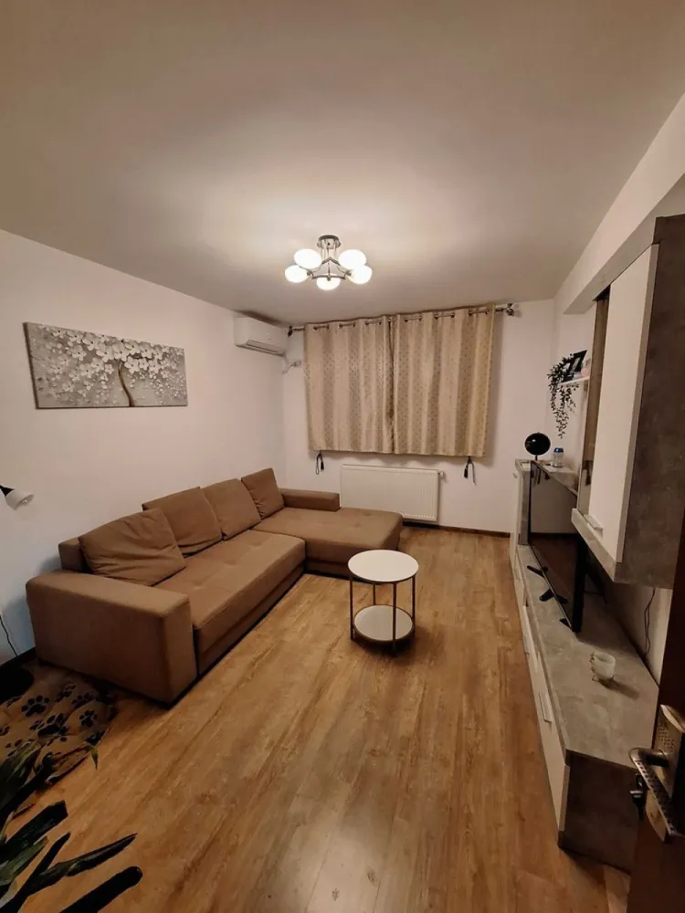 Casa de vanzare Aparatorii Patriei - Persoană fizică Vând casă p+ 2 etaje, aflata într-un complex case înşiruite, construită în anul 2017 Casa dispune de 4 camere, dresing, baie, wc serviciu, bucătărie, balcon. Suprafață totală 102 m2 Se vinde cu două locuri de parcare si terasa. Suprafata 40 m2 . Este poziționată între două stații de metrou: apărătorii patriei respectiv Dimitrie Leonida la o distanță de 8 9 minute de mers pe jos. (Drum asfaltat) Încălzirea se face cu centrală proprie și dispune de toate utilitățile: Apă, gaz, curent, internet. Cer și ofer seriozitate. Exclus intermediari!!!