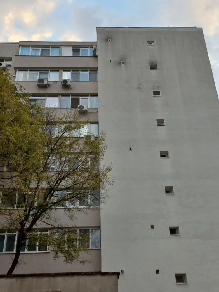 Apartament 4 camere - Vind apartament 4 camere zona Dristor sector 3 bdu Râmnicu sărat fix in sos principala . 2 balcoane 2 bai Apartament gol/ liber Acte la zi Deci vă puteți muta a doua zi ! Renovat complet Curat spațios. Mobila de bucătărie rămâne la fel și Ac . Uși schimbate Gresie faianță Termopane Bloc anvelopat inclusiv terasa . Vedere pe două parti Distante reale mers pe jos! Metrou Dristor 10 min La fel alte mijloace de transport . Piața bobocica . Auchan/ bănci / parcullete Școala și grădinița la 5 min In fata blocului Mega image Lidal la 5 min Kaufland Mihai Bravu la 10 min la fel și Kaufland fizicienilor . Farmacii / parcuri / Acces la locuința din mai multe locuri