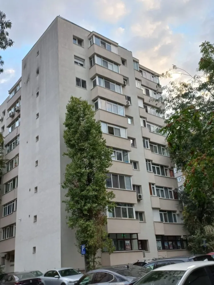 Apartament 4 camere - Vind apartament 4 camere zona Dristor sector 3 bdu Râmnicu sărat fix in sos principala . 2 balcoane 2 bai Apartament gol/ liber Acte la zi Deci vă puteți muta a doua zi ! Renovat complet Curat spațios. Mobila de bucătărie rămâne la fel și Ac . Uși schimbate Gresie faianță Termopane Bloc anvelopat inclusiv terasa . Vedere pe două parti Distante reale mers pe jos! Metrou Dristor 10 min La fel alte mijloace de transport . Piața bobocica . Auchan/ bănci / parcullete Școala și grădinița la 5 min In fata blocului Mega image Lidal la 5 min Kaufland Mihai Bravu la 10 min la fel și Kaufland fizicienilor . Farmacii / parcuri / Acces la locuința din mai multe locuri