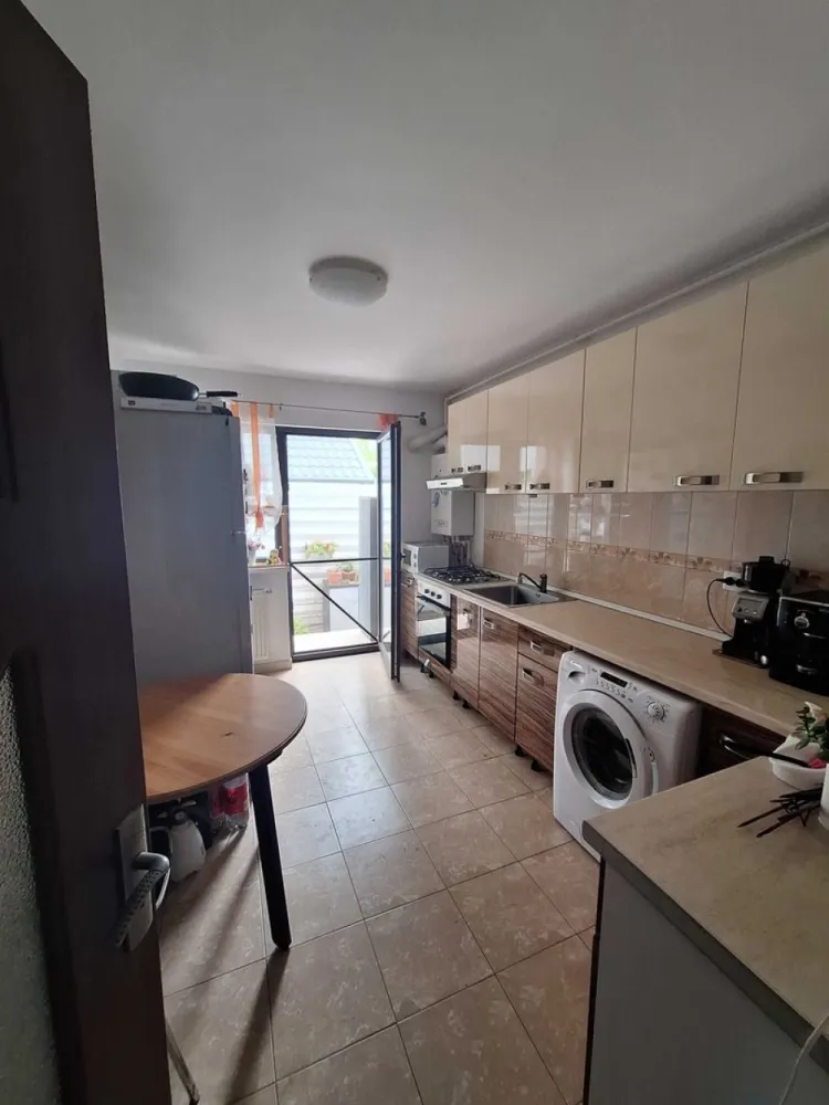 Casa de vanzare Aparatorii Patriei - Persoană fizică Vând casă p+ 2 etaje, aflata într-un complex case înşiruite, construită în anul 2017 Casa dispune de 4 camere, dresing, baie, wc serviciu, bucătărie, balcon. Suprafață totală 102 m2 Se vinde cu două locuri de parcare si terasa. Suprafata 40 m2 . Este poziționată între două stații de metrou: apărătorii patriei respectiv Dimitrie Leonida la o distanță de 8 9 minute de mers pe jos. (Drum asfaltat) Încălzirea se face cu centrală proprie și dispune de toate utilitățile: Apă, gaz, curent, internet. Cer și ofer seriozitate. Exclus intermediari!!!