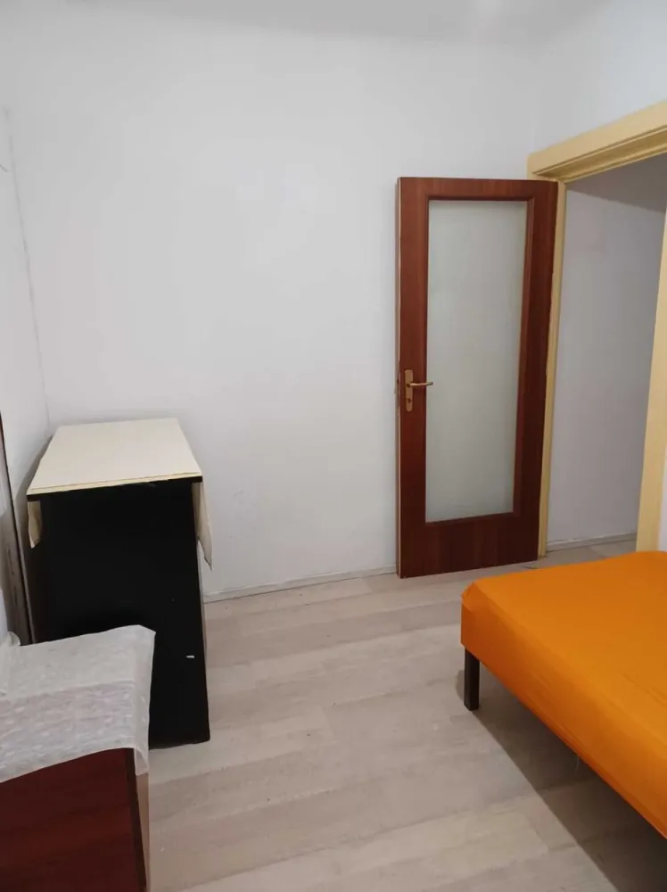Vanzare apartament 4 camere Piata Victoriei - Ofer spre vanzare un apartament cu un frumos potential. Asa cum se vede din fotografii, momentan este intr o stare ce necesita o renovare substantiala. Este structurat pe 2 nivele, cu 4 camere, 2 bai, bucatarie, debara, o mica logie si pod aferent apartamentului. Avantaje - La 3 min mers pe jos de la gura de metrou Piata Victoria (Strada Putul de Piatra nr.4) - Intrare separata din curte-alee - Doar 4 apartamente in cladire 2 parter si 2 etaj (acesta este unul dintre cele de la etaj) - Acoperisul exact deasupra apartamentului, pe o buna parte a acestuia a fost refacut acum 2 ani, pe cealalta parte are 6 ani - Cladirea nu are expertiza tehnica pentru risc seismic, insa cele de pe strada ce au facut aceasta expertiza, niciuna nu au fost incadrata la risc seismic 1 sau 2, maim mult, fiind o cladire cu nivel de inaltime mic si amprenta mare, foarte probabil de a fi vorba de asa ceva - Poate ca acesta nu este un plus pentru multi, pt mine insa este pe aceasta strada nu se parcheaza pe trotuar. Nu exista nici o masina parcata pe trotuar - In cladire, la parter a locuit fostul primar general al Bucurestiului Victor Dombrovski, iarasi la etaj, regretatul istoric Neagu Giuvara. - Apartamentul are prin firma de arhitectura, facuta oficial documentatia ce trebuie urmarita pentru o renovare rezonabila. Aceasta se poate preda impreuna cu apartamentul. In urma acestei documentatii, pretul renovarii trecea cu mult peste 35.000 euro, asa ca mi am dat seama ca nu mi permit aceasta renovare. In urma acestui proiect, apartamentul ar urma sa aiba 3 camere plus pod locuibil, living openspace, la fel si bucatarie, ajungandu se undeva la putin peste 100 m patrati utili. Asa cum mentionam, vand apartamentul deoarece nu ma descurc financiar sa l renovez, este extrem de mare, probabil un apartament de familie. Cea mai mare chirie pentru acest apartament a fost 780 euro luna, si cea mai mica de 400 euro luna. Acesta este ultimul apartament nerenovat din cladire. Vecinii avand schimbat inclusiv intreaga instalatie sanitara si electrica. Au existat discutii despre renovarea fatadei, insa nu este intr o stare ce necesita aceasta actiune imediata. Va astept la vizionare si sper sa veniti cu inima deschisa si sa I redati acestui loc frumusetea de care are nevoie.