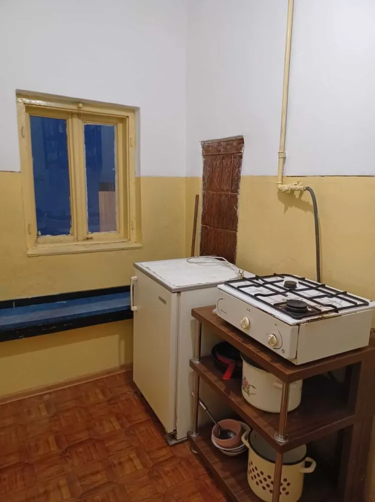 Vanzare apartament 4 camere Piata Victoriei - Ofer spre vanzare un apartament cu un frumos potential. Asa cum se vede din fotografii, momentan este intr o stare ce necesita o renovare substantiala. Este structurat pe 2 nivele, cu 4 camere, 2 bai, bucatarie, debara, o mica logie si pod aferent apartamentului. Avantaje - La 3 min mers pe jos de la gura de metrou Piata Victoria (Strada Putul de Piatra nr.4) - Intrare separata din curte-alee - Doar 4 apartamente in cladire 2 parter si 2 etaj (acesta este unul dintre cele de la etaj) - Acoperisul exact deasupra apartamentului, pe o buna parte a acestuia a fost refacut acum 2 ani, pe cealalta parte are 6 ani - Cladirea nu are expertiza tehnica pentru risc seismic, insa cele de pe strada ce au facut aceasta expertiza, niciuna nu au fost incadrata la risc seismic 1 sau 2, maim mult, fiind o cladire cu nivel de inaltime mic si amprenta mare, foarte probabil de a fi vorba de asa ceva - Poate ca acesta nu este un plus pentru multi, pt mine insa este pe aceasta strada nu se parcheaza pe trotuar. Nu exista nici o masina parcata pe trotuar - In cladire, la parter a locuit fostul primar general al Bucurestiului Victor Dombrovski, iarasi la etaj, regretatul istoric Neagu Giuvara. - Apartamentul are prin firma de arhitectura, facuta oficial documentatia ce trebuie urmarita pentru o renovare rezonabila. Aceasta se poate preda impreuna cu apartamentul. In urma acestei documentatii, pretul renovarii trecea cu mult peste 35.000 euro, asa ca mi am dat seama ca nu mi permit aceasta renovare. In urma acestui proiect, apartamentul ar urma sa aiba 3 camere plus pod locuibil, living openspace, la fel si bucatarie, ajungandu se undeva la putin peste 100 m patrati utili. Asa cum mentionam, vand apartamentul deoarece nu ma descurc financiar sa l renovez, este extrem de mare, probabil un apartament de familie. Cea mai mare chirie pentru acest apartament a fost 780 euro luna, si cea mai mica de 400 euro luna. Acesta este ultimul apartament nerenovat din cladire. Vecinii avand schimbat inclusiv intreaga instalatie sanitara si electrica. Au existat discutii despre renovarea fatadei, insa nu este intr o stare ce necesita aceasta actiune imediata. Va astept la vizionare si sper sa veniti cu inima deschisa si sa I redati acestui loc frumusetea de care are nevoie.