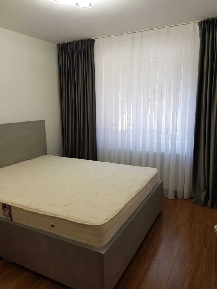 Proprietar vând apartament de 4 camere, zona Colentina - Fundeni - Proprietar vând apartament de 4 camere cu 2 grupuri sanitare si 2 balcoane , zona Colentina - Fundeni. Apartamentul este renovat. Bloc reabilitat. An construcție 1983. Clasa energetica A. Parter. Bucătărie mare cu balcon, Centrala termica. Apartamentul prezinta o suprafața de 90 mp utili plus doua balcoane. Prezinta finisaje de calitate superioara cu gresie, faianța, parchet. Podeaua a fost izolata acustic. Ferestrele dispun de tâmplărie pvc si geam termopan de buna calitate astfel anulând zgomotul. Apartamentul dispune de loc de parcare cu abonament de la ADP. Apartamentul fiind la parter se poate instala o priza electrica de 220V pentru masini electrice.Tel 07******06 Blocul fiind poziționat bine accesul este facil in orice zona, având in apropiere hot spot-uri necesare cotidian: - scoli - grădinițe si creșe - campusul Universitar - acces facil către autostrada Bucuresti-Ploiesti - acces la piețe - acces supermarketuri - farmacii, plafar - supermarket-uri Mega Image, Carrefour, Lidl - parcuri, pentru cei care doresc sa se bucure de sport in aer liber. Blocul deține supraveghere video inclusiv in incinta, scara este extrem de curata, renovata, conductele blocului sunt schimbate, ghena este renovata si nu emite mirosuri neplăcute, de asemenea se încurajează sortarea deșeurilor. Caracteristici, dotări Opțiuni interior 2 grupuri sanitare Centrala termica Apometre Balcon Debara Inst. electrice noi Inst. sanitare noi Izolație termica Renovat recent Termopan Ușa metalica Opțiuni exterior Interfon Reabilitat termic Structura beton