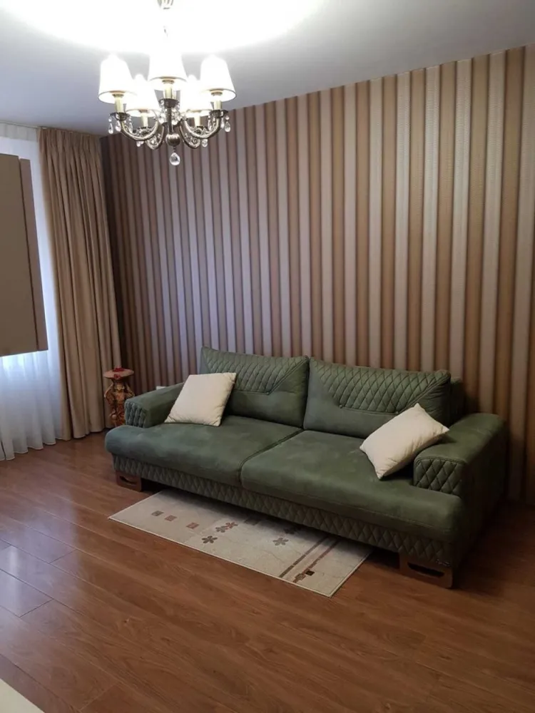 Proprietar vând apartament de 4 camere, zona Colentina - Fundeni - Proprietar vând apartament de 4 camere cu 2 grupuri sanitare si 2 balcoane , zona Colentina - Fundeni. Apartamentul este renovat. Bloc reabilitat. An construcție 1983. Clasa energetica A. Parter. Bucătărie mare cu balcon, Centrala termica. Apartamentul prezinta o suprafața de 90 mp utili plus doua balcoane. Prezinta finisaje de calitate superioara cu gresie, faianța, parchet. Podeaua a fost izolata acustic. Ferestrele dispun de tâmplărie pvc si geam termopan de buna calitate astfel anulând zgomotul. Apartamentul dispune de loc de parcare cu abonament de la ADP. Apartamentul fiind la parter se poate instala o priza electrica de 220V pentru masini electrice.Tel 07******06 Blocul fiind poziționat bine accesul este facil in orice zona, având in apropiere hot spot-uri necesare cotidian: - scoli - grădinițe si creșe - campusul Universitar - acces facil către autostrada Bucuresti-Ploiesti - acces la piețe - acces supermarketuri - farmacii, plafar - supermarket-uri Mega Image, Carrefour, Lidl - parcuri, pentru cei care doresc sa se bucure de sport in aer liber. Blocul deține supraveghere video inclusiv in incinta, scara este extrem de curata, renovata, conductele blocului sunt schimbate, ghena este renovata si nu emite mirosuri neplăcute, de asemenea se încurajează sortarea deșeurilor. Caracteristici, dotări Opțiuni interior 2 grupuri sanitare Centrala termica Apometre Balcon Debara Inst. electrice noi Inst. sanitare noi Izolație termica Renovat recent Termopan Ușa metalica Opțiuni exterior Interfon Reabilitat termic Structura beton