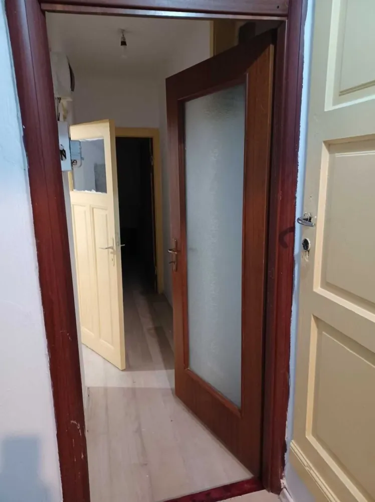 Vanzare apartament 4 camere Piata Victoriei - Ofer spre vanzare un apartament cu un frumos potential. Asa cum se vede din fotografii, momentan este intr o stare ce necesita o renovare substantiala. Este structurat pe 2 nivele, cu 4 camere, 2 bai, bucatarie, debara, o mica logie si pod aferent apartamentului. Avantaje - La 3 min mers pe jos de la gura de metrou Piata Victoria (Strada Putul de Piatra nr.4) - Intrare separata din curte-alee - Doar 4 apartamente in cladire 2 parter si 2 etaj (acesta este unul dintre cele de la etaj) - Acoperisul exact deasupra apartamentului, pe o buna parte a acestuia a fost refacut acum 2 ani, pe cealalta parte are 6 ani - Cladirea nu are expertiza tehnica pentru risc seismic, insa cele de pe strada ce au facut aceasta expertiza, niciuna nu au fost incadrata la risc seismic 1 sau 2, maim mult, fiind o cladire cu nivel de inaltime mic si amprenta mare, foarte probabil de a fi vorba de asa ceva - Poate ca acesta nu este un plus pentru multi, pt mine insa este pe aceasta strada nu se parcheaza pe trotuar. Nu exista nici o masina parcata pe trotuar - In cladire, la parter a locuit fostul primar general al Bucurestiului Victor Dombrovski, iarasi la etaj, regretatul istoric Neagu Giuvara. - Apartamentul are prin firma de arhitectura, facuta oficial documentatia ce trebuie urmarita pentru o renovare rezonabila. Aceasta se poate preda impreuna cu apartamentul. In urma acestei documentatii, pretul renovarii trecea cu mult peste 35.000 euro, asa ca mi am dat seama ca nu mi permit aceasta renovare. In urma acestui proiect, apartamentul ar urma sa aiba 3 camere plus pod locuibil, living openspace, la fel si bucatarie, ajungandu se undeva la putin peste 100 m patrati utili. Asa cum mentionam, vand apartamentul deoarece nu ma descurc financiar sa l renovez, este extrem de mare, probabil un apartament de familie. Cea mai mare chirie pentru acest apartament a fost 780 euro luna, si cea mai mica de 400 euro luna. Acesta este ultimul apartament nerenovat din cladire. Vecinii avand schimbat inclusiv intreaga instalatie sanitara si electrica. Au existat discutii despre renovarea fatadei, insa nu este intr o stare ce necesita aceasta actiune imediata. Va astept la vizionare si sper sa veniti cu inima deschisa si sa I redati acestui loc frumusetea de care are nevoie.