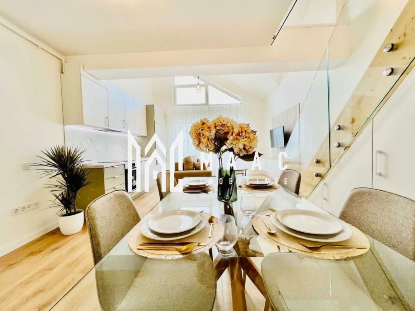 Penthouse | 55 MPU | Orientare Sudică | DaVinci Homes - MAAC Imobiliare vă prezintă un penthouse deosebit în ansamblul rezidențial DaVinci Homes. Locuință pe 2 niveluri, complet mobilată și utilată, finisată la cheie, pregătită pentru mutare imediată: Compartimentare modernă și aerisită pe două niveluri Terasă cu orientare sudică – lumină naturală pe tot parcursul zilei Două băi, câte una pe fiecare nivel, pentru confortul familiei Dormitor cu dressing generos la etaj Încălzire în pardoseală, pentru un confort sporit Apartament cu priveliște frumoasă și orientare sudică Pentru mai multe detalii sau pentru a programa o vizionare, vă rugăm să ne contactați. Specificați ID-ul CP2764176. }}