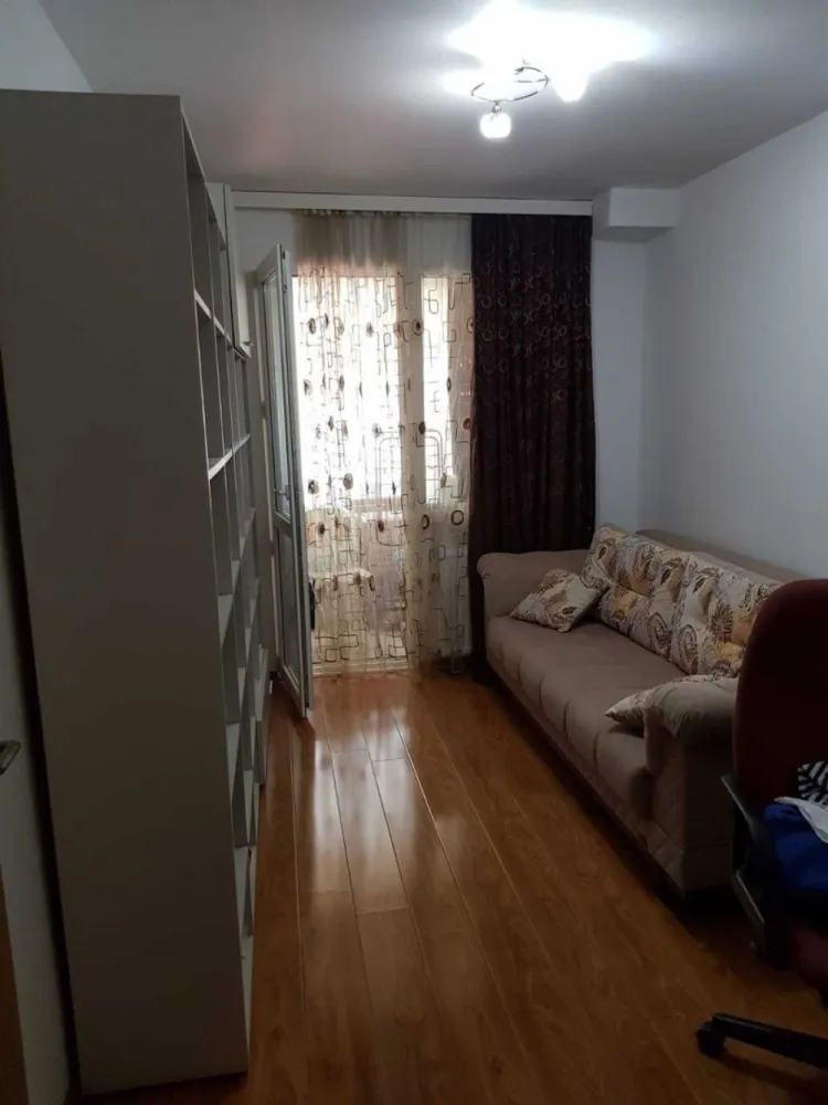 Proprietar vând apartament de 4 camere, zona Colentina - Fundeni - Proprietar vând apartament de 4 camere cu 2 grupuri sanitare si 2 balcoane , zona Colentina - Fundeni. Apartamentul este renovat. Bloc reabilitat. An construcție 1983. Clasa energetica A. Parter. Bucătărie mare cu balcon, Centrala termica. Apartamentul prezinta o suprafața de 90 mp utili plus doua balcoane. Prezinta finisaje de calitate superioara cu gresie, faianța, parchet. Podeaua a fost izolata acustic. Ferestrele dispun de tâmplărie pvc si geam termopan de buna calitate astfel anulând zgomotul. Apartamentul dispune de loc de parcare cu abonament de la ADP. Apartamentul fiind la parter se poate instala o priza electrica de 220V pentru masini electrice.Tel 07******06 Blocul fiind poziționat bine accesul este facil in orice zona, având in apropiere hot spot-uri necesare cotidian: - scoli - grădinițe si creșe - campusul Universitar - acces facil către autostrada Bucuresti-Ploiesti - acces la piețe - acces supermarketuri - farmacii, plafar - supermarket-uri Mega Image, Carrefour, Lidl - parcuri, pentru cei care doresc sa se bucure de sport in aer liber. Blocul deține supraveghere video inclusiv in incinta, scara este extrem de curata, renovata, conductele blocului sunt schimbate, ghena este renovata si nu emite mirosuri neplăcute, de asemenea se încurajează sortarea deșeurilor. Caracteristici, dotări Opțiuni interior 2 grupuri sanitare Centrala termica Apometre Balcon Debara Inst. electrice noi Inst. sanitare noi Izolație termica Renovat recent Termopan Ușa metalica Opțiuni exterior Interfon Reabilitat termic Structura beton
