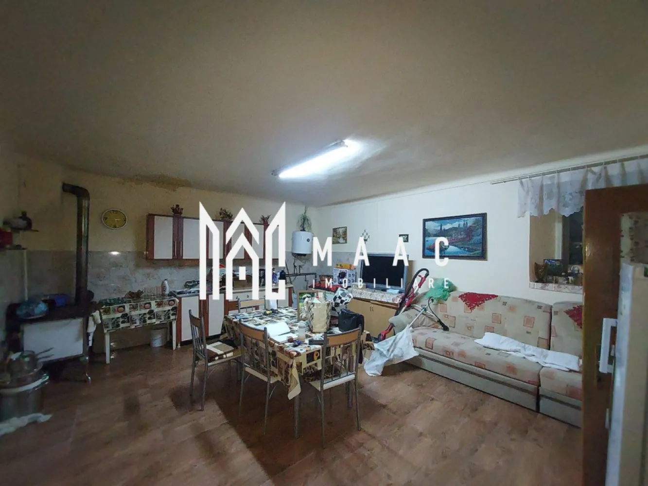 Apartament la casa | 86 MPU | Terezian - MAAC Imobiliare vă propune spre vânzare o casă cu potențial excelent, situată într-o zonă centrală a Sibiului, la doar câțiva pași de Piața Cibin și la 5 minute de mers pe jos de centrul istoric. Detalii proprietate: Suprafață utila de 86mp Teren: 187 mp Compartimentare eficientă: 2 camere, bucătărie și baie Pivniță spațioasă, pod și anexe utile pentru depozitare sau activități gospodărești Curte comună, împărțită doar cu 3 vecini Avantaje: Poziție excelentă, în imediata apropiere a centrului orașului Acces facil către magazine, piețe, transport public și instituții importante Potrivită atât pentru locuință personală, cât și pentru investiție – închiriere pe termen lung sau regim hotelier Preț avantajos și disponibilitate imediată Pentru mai multe detalii și pentru programarea unei vizionări, vă rugăm să ne contactați menționând ID: CP2764631 }}