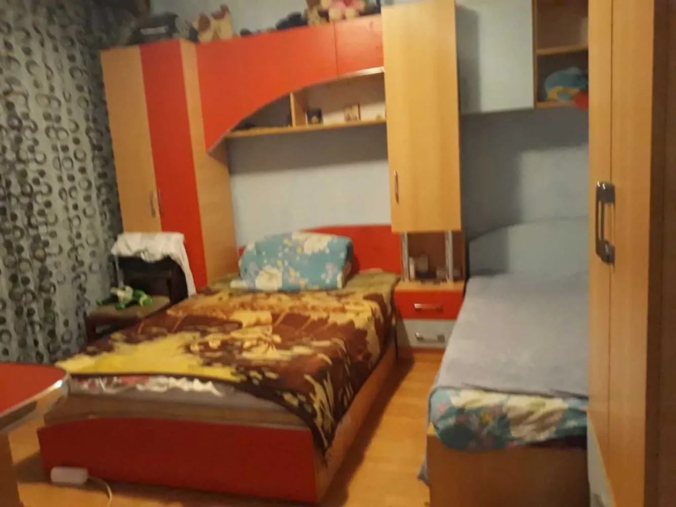VANZARI apartamente 4 camere - VAND APARTAMENT 4 CAMERE, ZONA COLENTINA / MAIOR BACILA: 4 camere, semidecoandat, p/8, 2 bai, 2 balcoane inchise cu termopan, g, f, t, centrala termica, bloc reabilitat termic, an constructie 1987. PRET 120.000 EURO , NEGOCIABIL. ACCEPT SI SCHIMB CU 2 CAMERE +DIFERENTA. TRANSPORT: 21,66,182,282.