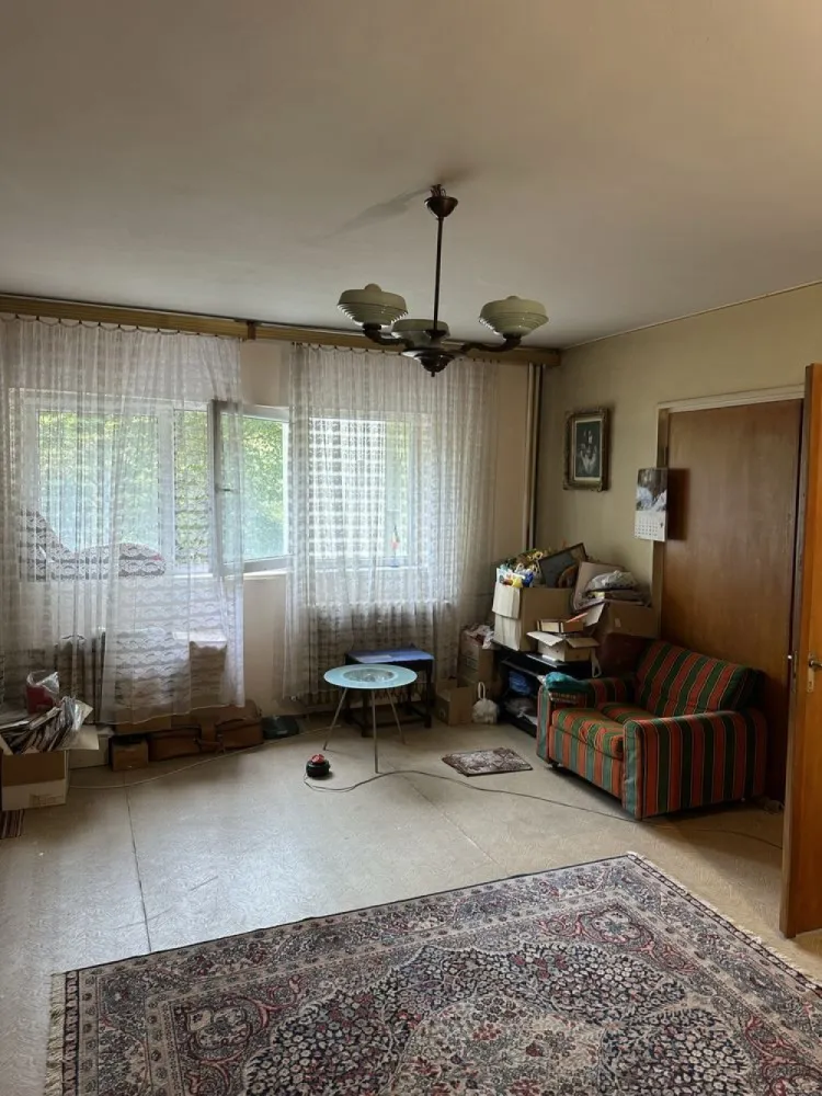 PROPRIETAR VÂND Apartament Zona Mega Mall - Bună ziua! DIRECT PROPRIETAR - Ofer spre vânzare apartament cu 4 camere care dispune de două băi și trei balcoane, în zona Mega Mall-Piața Delfinului. Balcoanele sunt dispuse astfel: dormitor, bucătărie, living. Blocul este fără risc seismic! Puncte de reper: 450 de MegaMall Pantelimon (aproximativ 6 minute) Stație tramvai și STB în fața blocului. Suprafața este de 93,24 mp și este situat la etajul 1 Multiple facilități: Farmacii, Școli, Supermarketuri, Kaufland, Lidl, Parcuri, Biserică
