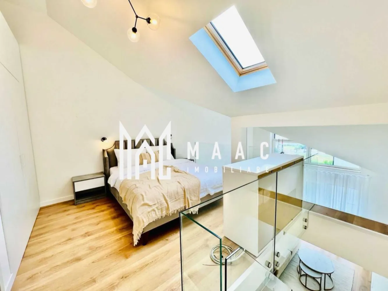 Penthouse | 55 MPU | Orientare Sudică | DaVinci Homes - MAAC Imobiliare vă prezintă un penthouse deosebit în ansamblul rezidențial DaVinci Homes. Locuință pe 2 niveluri, complet mobilată și utilată, finisată la cheie, pregătită pentru mutare imediată: Compartimentare modernă și aerisită pe două niveluri Terasă cu orientare sudică – lumină naturală pe tot parcursul zilei Două băi, câte una pe fiecare nivel, pentru confortul familiei Dormitor cu dressing generos la etaj Încălzire în pardoseală, pentru un confort sporit Apartament cu priveliște frumoasă și orientare sudică Pentru mai multe detalii sau pentru a programa o vizionare, vă rugăm să ne contactați. Specificați ID-ul CP2764176. }}