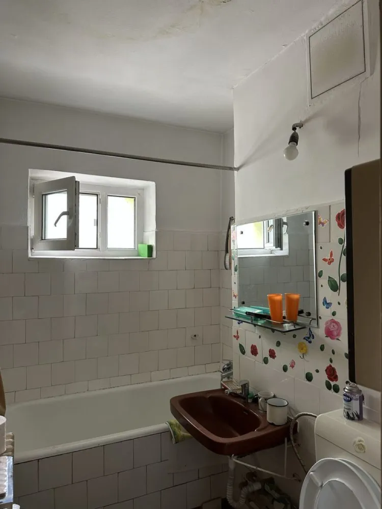 PROPRIETAR VÂND Apartament Zona Mega Mall - Bună ziua! DIRECT PROPRIETAR - Ofer spre vânzare apartament cu 4 camere care dispune de două băi și trei balcoane, în zona Mega Mall-Piața Delfinului. Balcoanele sunt dispuse astfel: dormitor, bucătărie, living. Blocul este fără risc seismic! Puncte de reper: 450 de MegaMall Pantelimon (aproximativ 6 minute) Stație tramvai și STB în fața blocului. Suprafața este de 93,24 mp și este situat la etajul 1 Multiple facilități: Farmacii, Școli, Supermarketuri, Kaufland, Lidl, Parcuri, Biserică