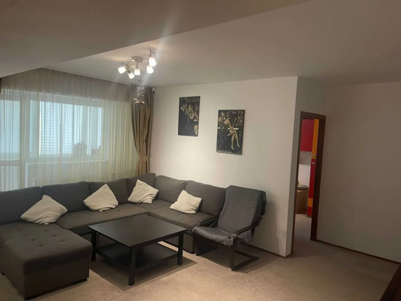 Vand aprtament 4 camere, Bucuresti sector 2 - Vand apartament 4 cam, sos Pantelimon cu suprafata totala de 100 mp. Apartamentul este situat la etajul 10/12 Are 2 balcoane, 2 grupuri sanitare, 3 dormitoare, sufragerie si bucatarie Blocul este reabilitat termic si are centrala de bloc Apartamentul se poate si inchiria la pretul de 600 euro